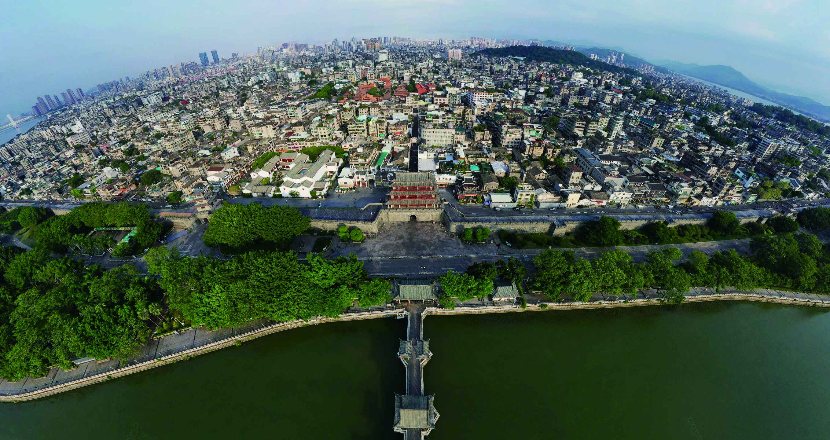     潮州古城触摸千年历史。