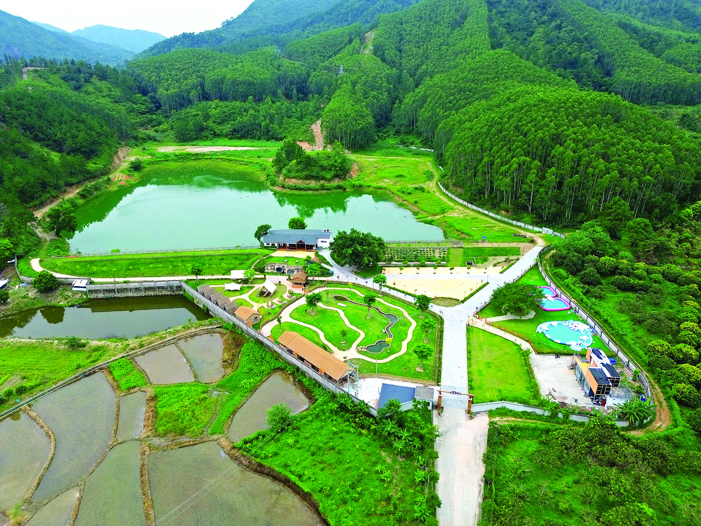     大岭背村扬名山庄项目顺利推进。