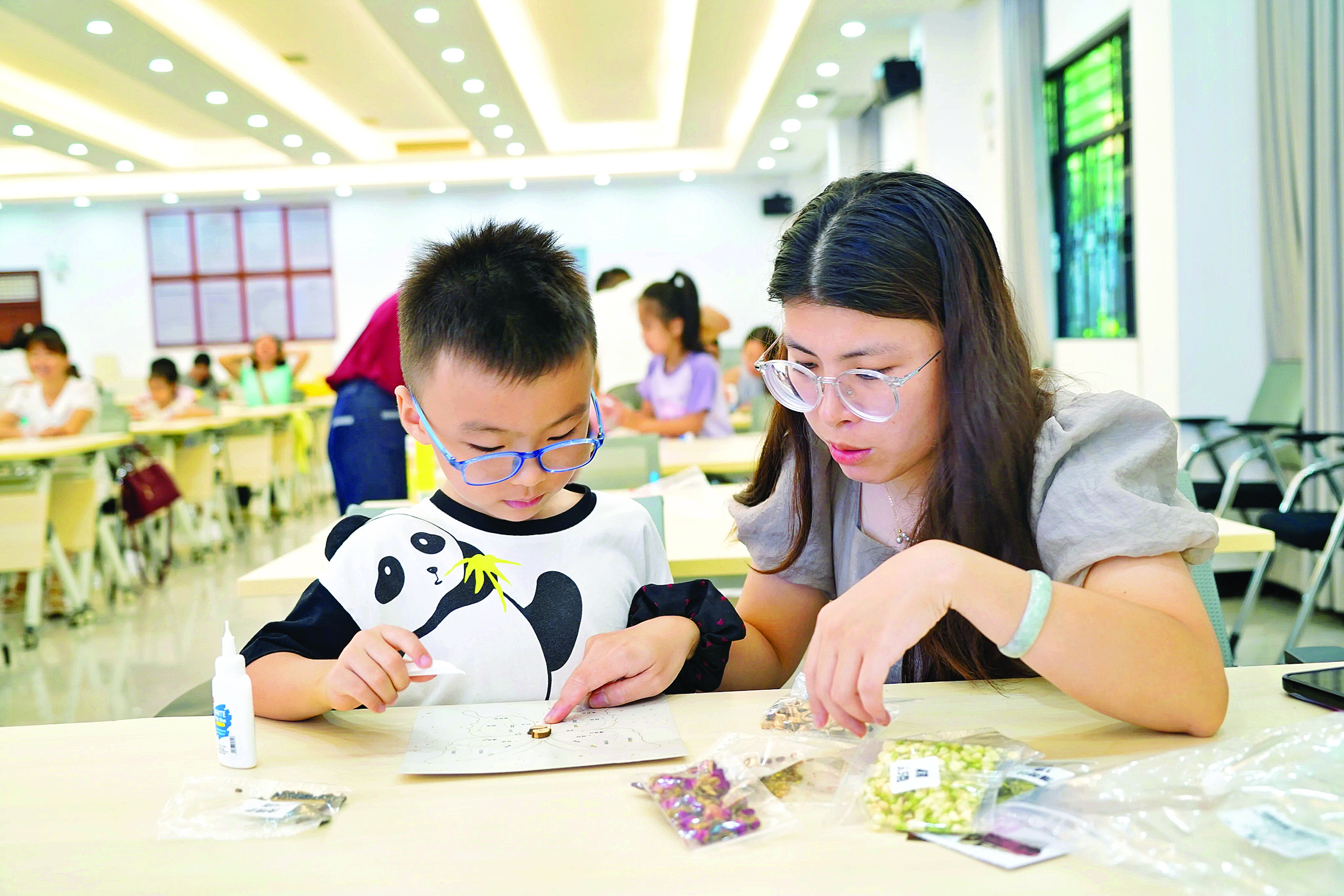     亲子用中草药“绘制”创意画。惠州日报记者卢泓宇 特约通讯员李渊 摄