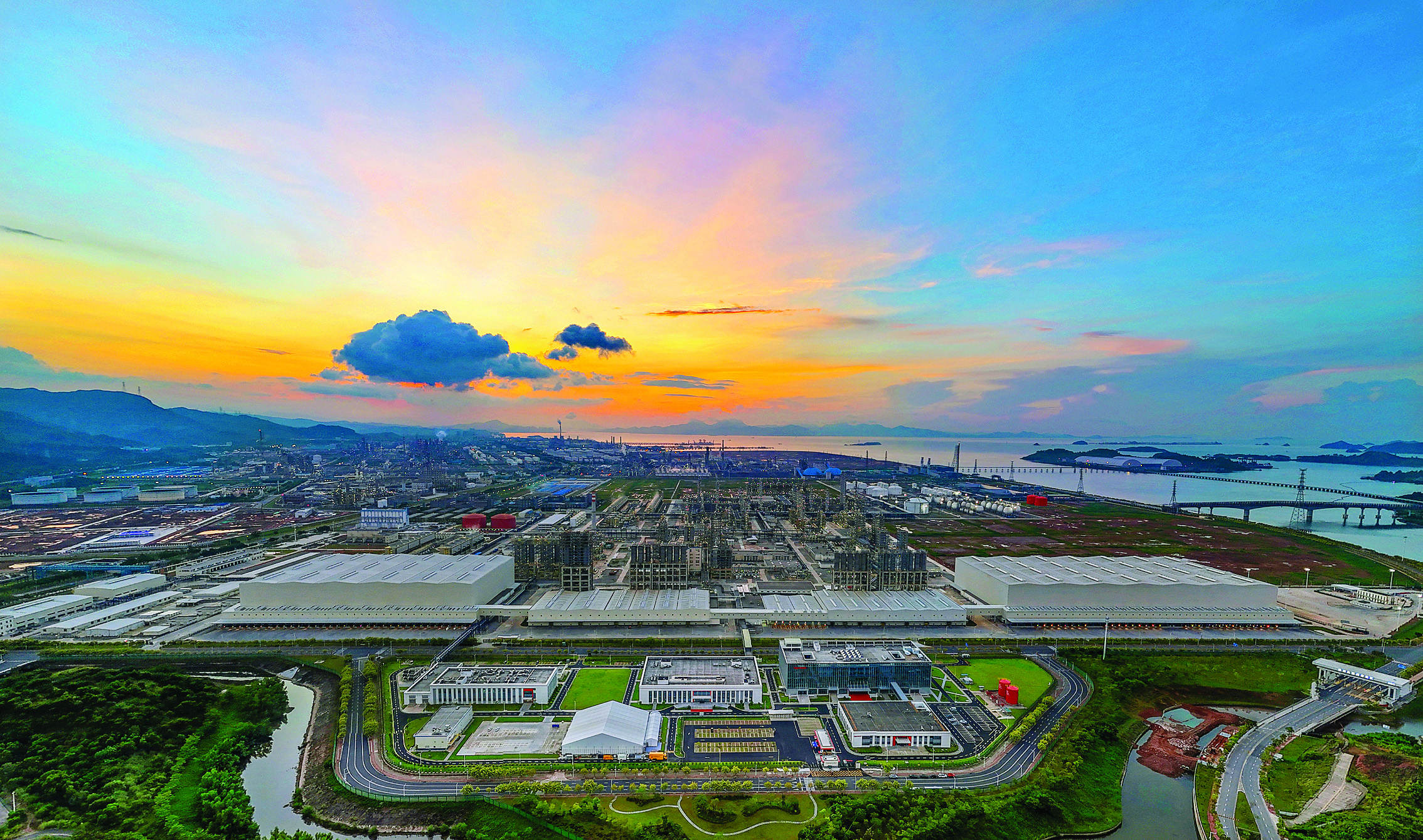     7月15日，埃克森美孚惠州乙烯项目在大亚湾石化区投产。  惠州日报记者王建桥 摄