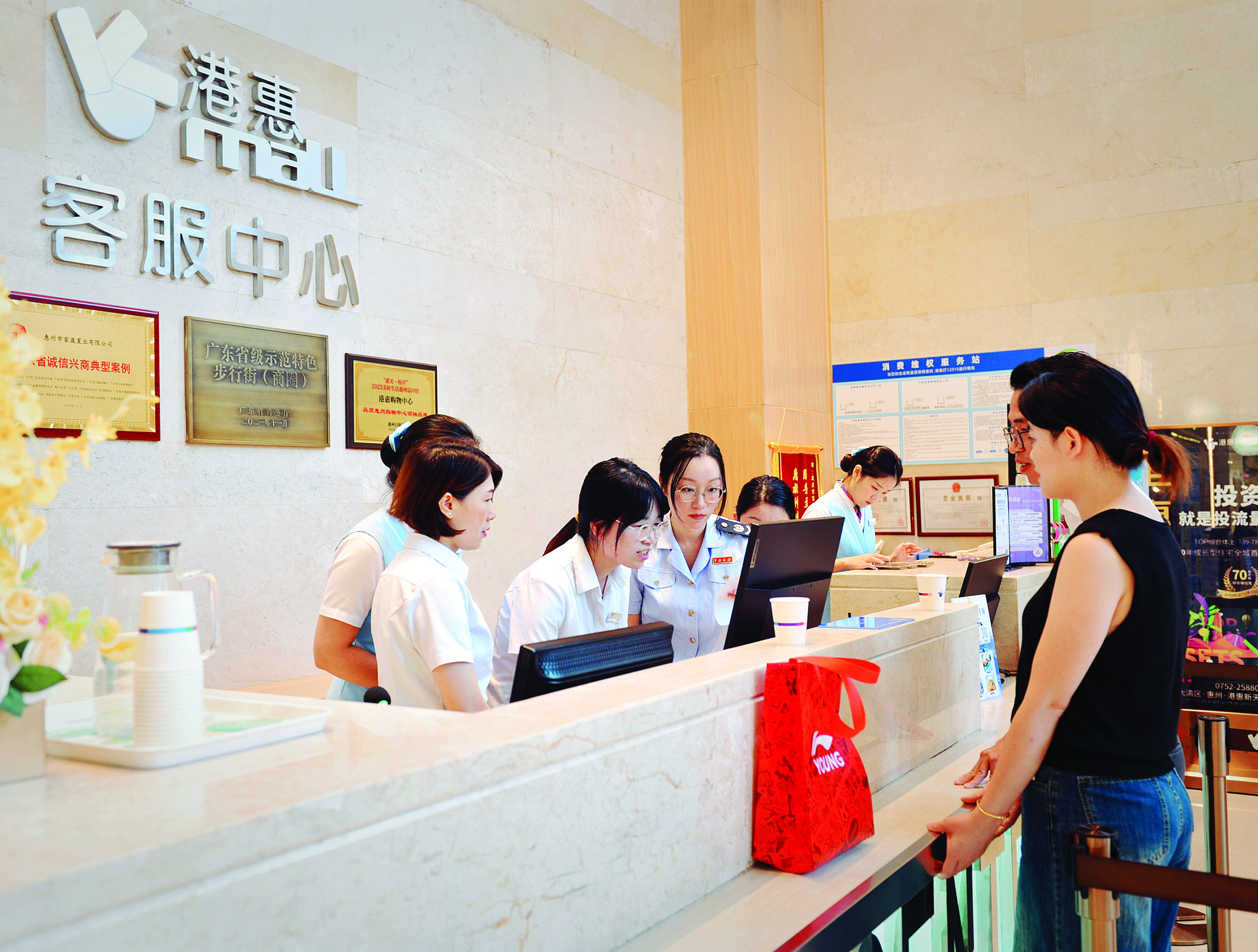     境外旅客在办理离境退税“即买即退”业务。