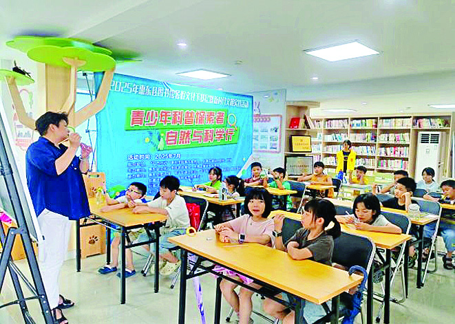     孩子暑假在“家门口”上兴趣班。    惠州日报记者蔡伟健 特约通讯员叶衍达 摄