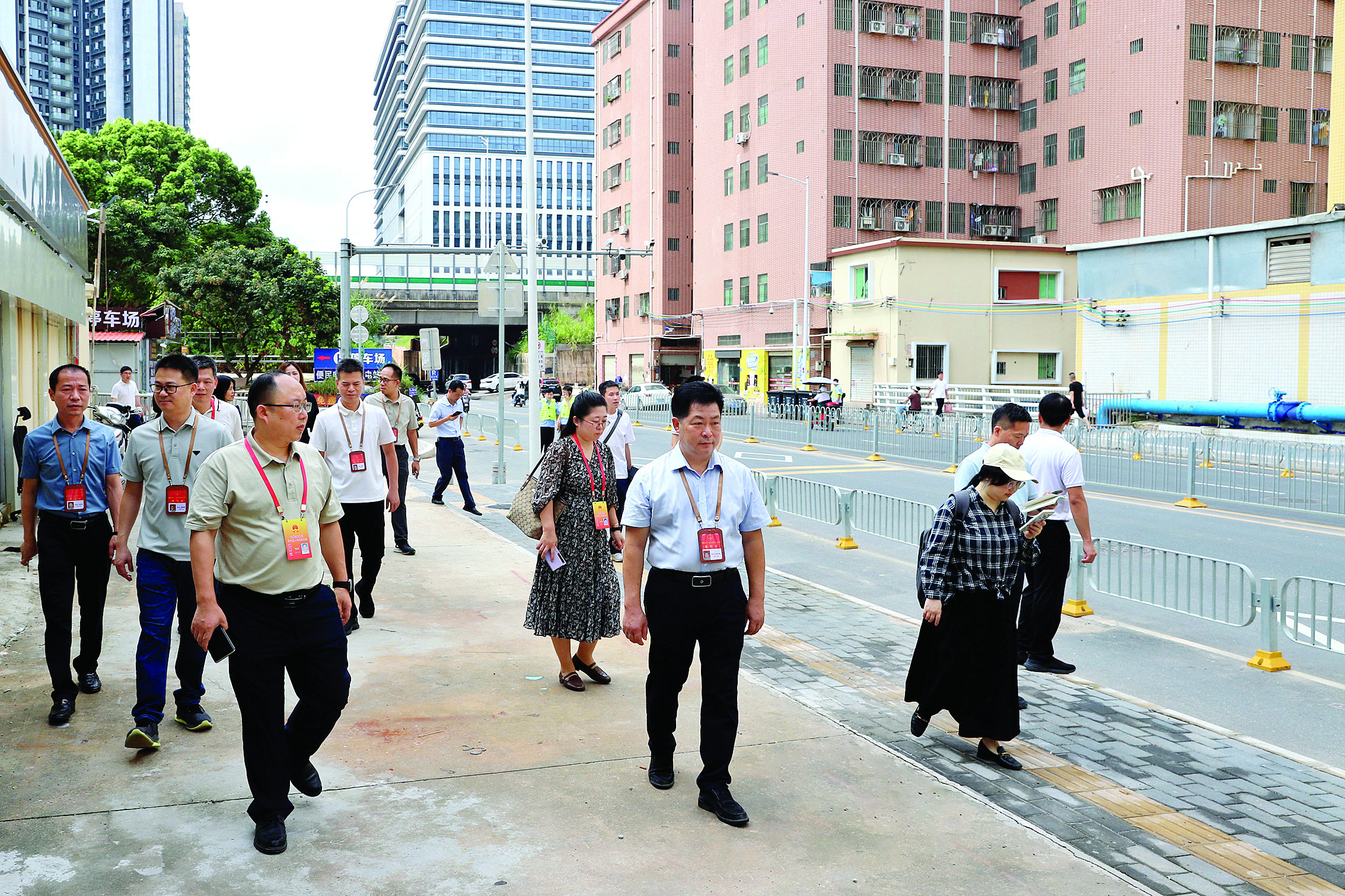     人大代表在惠阳区调研深度融深融湾交通设施对接情况。    惠州日报记者钟畅新 摄