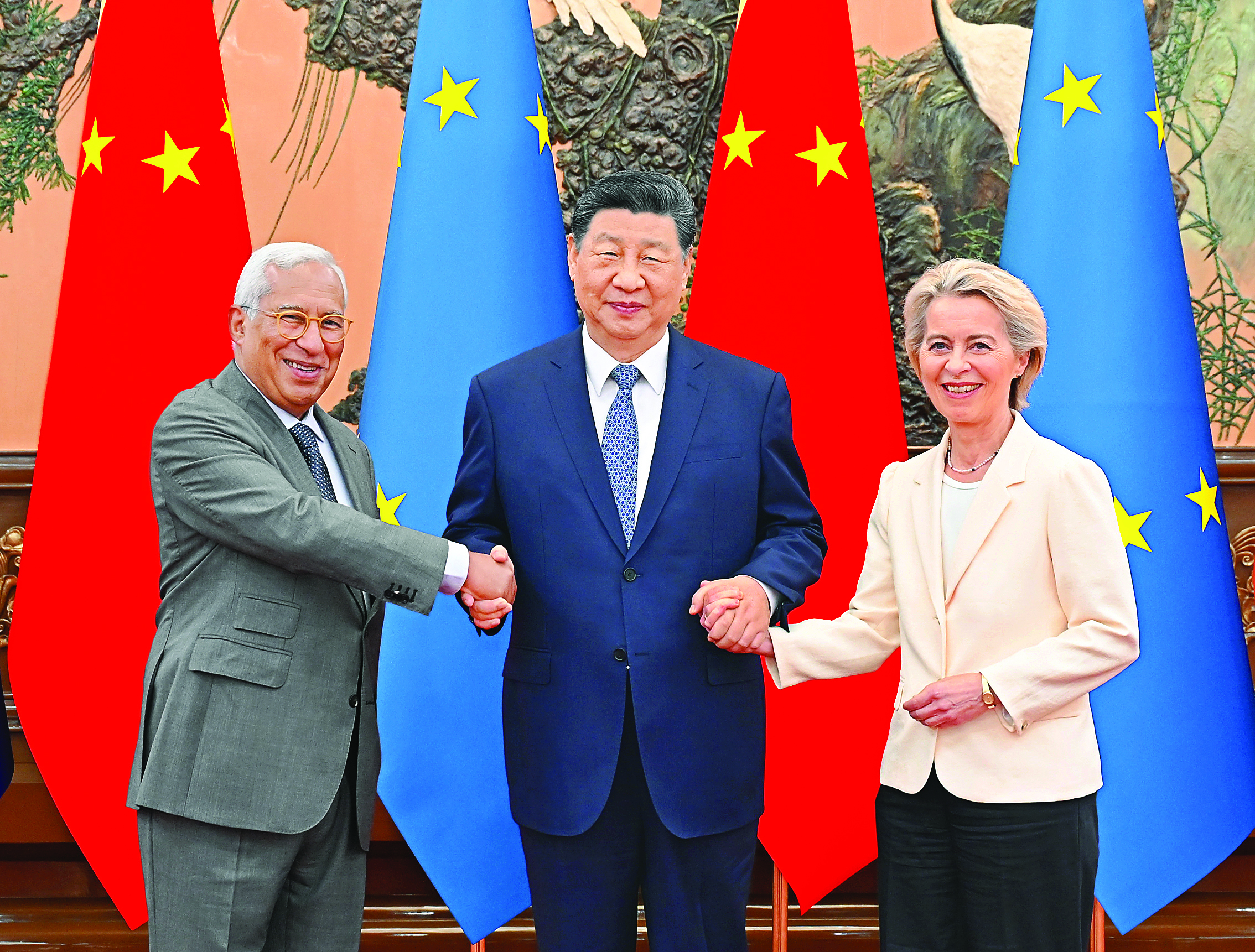     7月24日上午，国家主席习近平在北京人民大会堂会见来华举行第二十五次中国-欧盟领导人会晤的欧洲理事会主席科斯塔和欧盟委员会主席冯德莱恩。新华社发