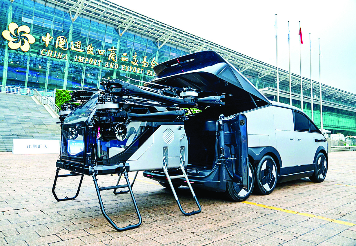     图为小鹏汇天“陆地航母”演示分离结合技术。