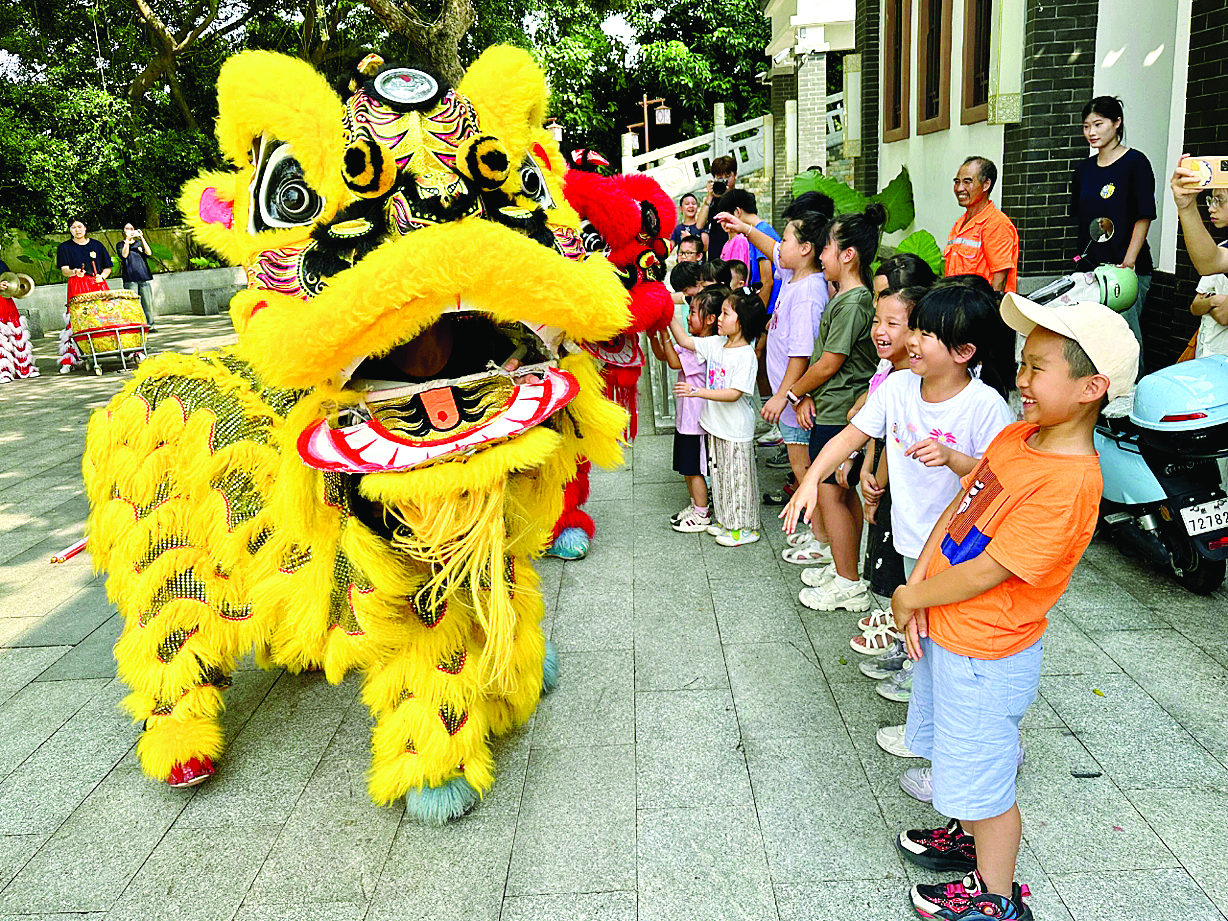     非遗趣味课堂让孩子们的暑假更精彩。