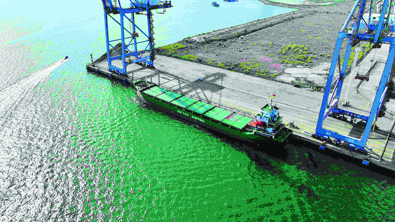     装载570件锂离子电池箱的货船停靠在惠州港国际集装箱码头。惠州海事局供图