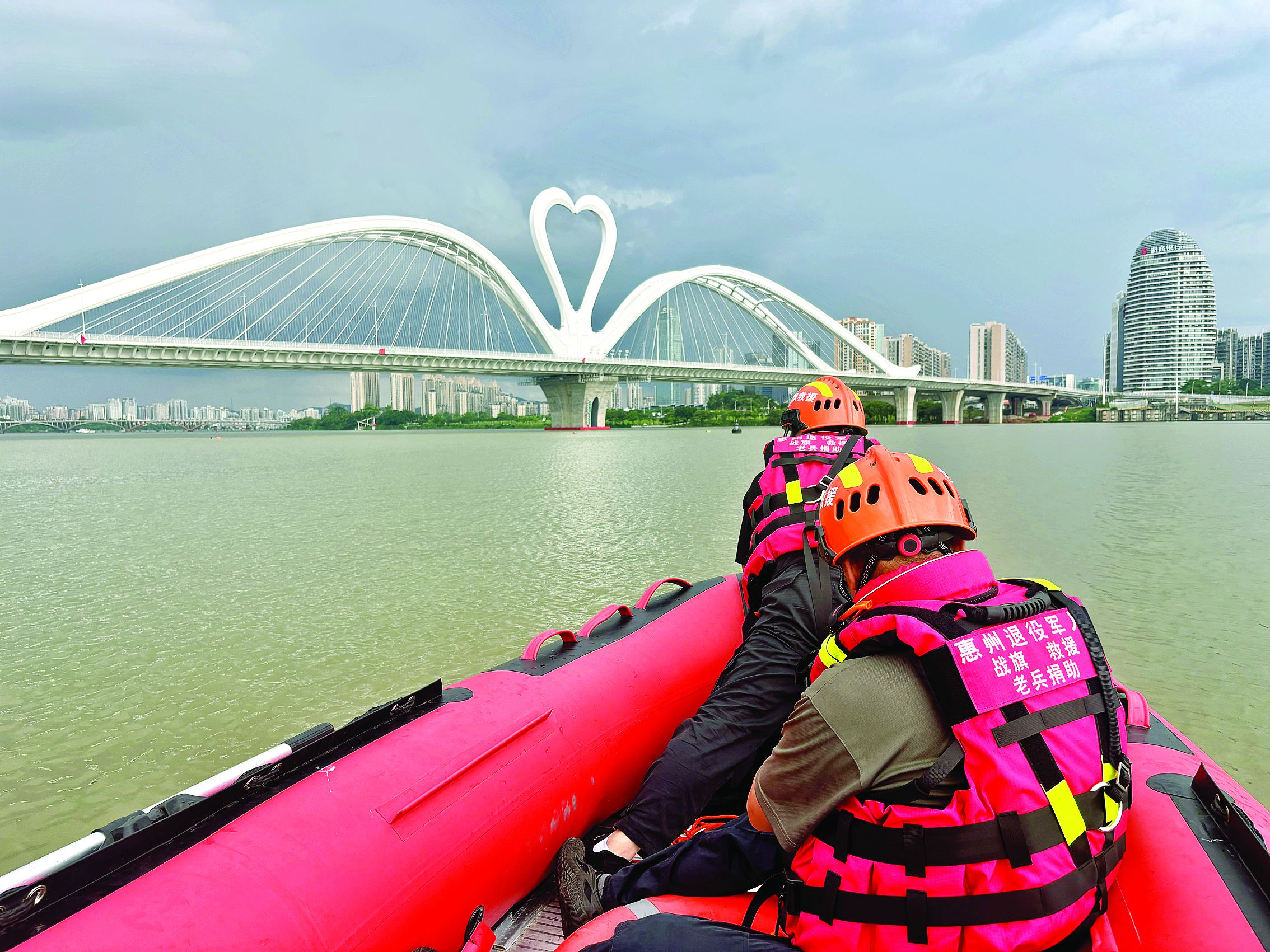     应急队伍队员在东江水域巡逻。惠州日报记者谢菁菁 通讯员陈巧梅 摄
