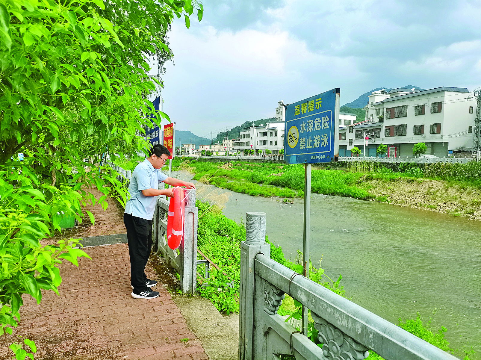     巡查人员在检查救生设施是否完备。 惠州日报记者黄宇翔 通讯员龙融心 摄