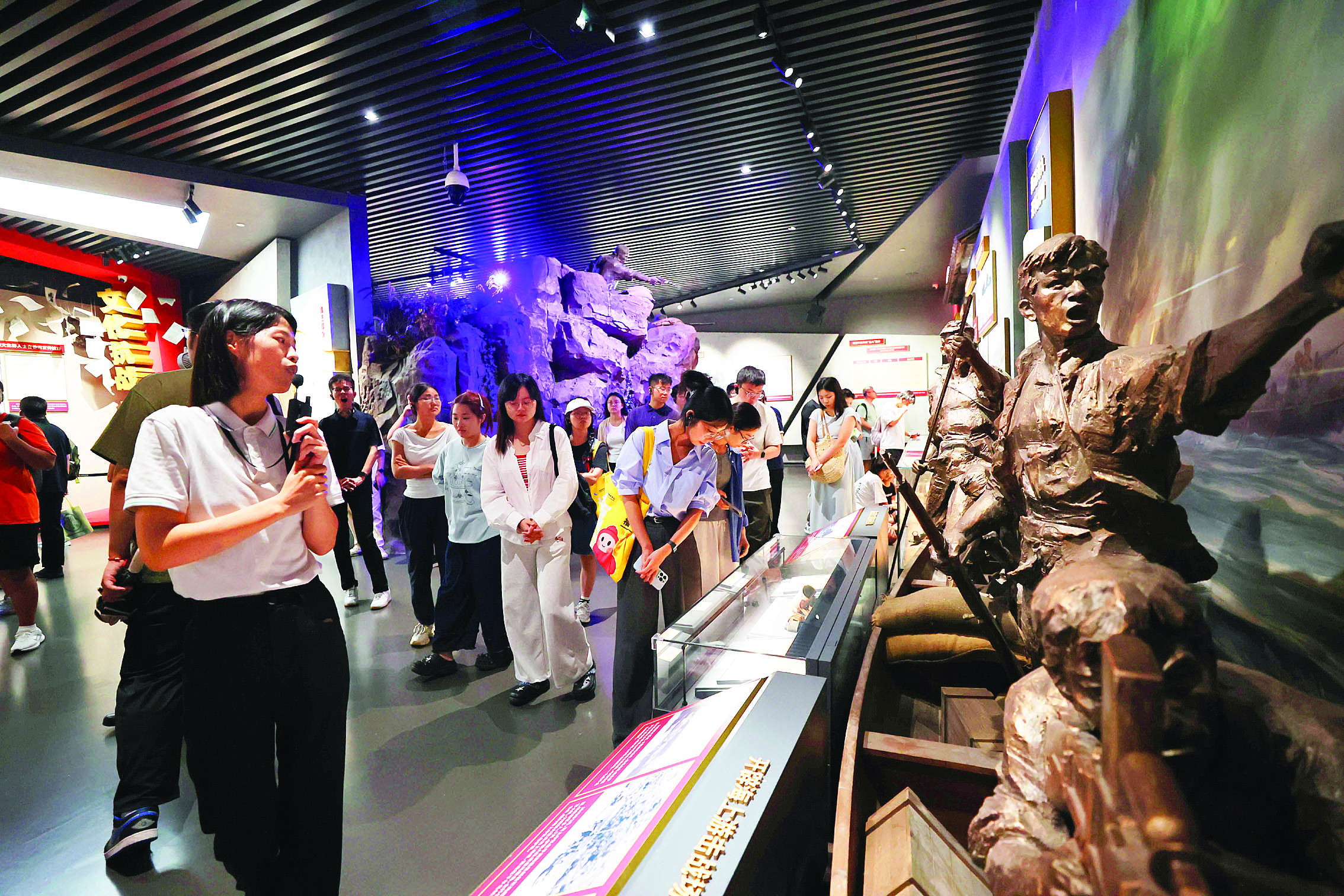     在惠实践的清华博士生参观东江纵队纪念馆。惠州日报记者杨建业 摄