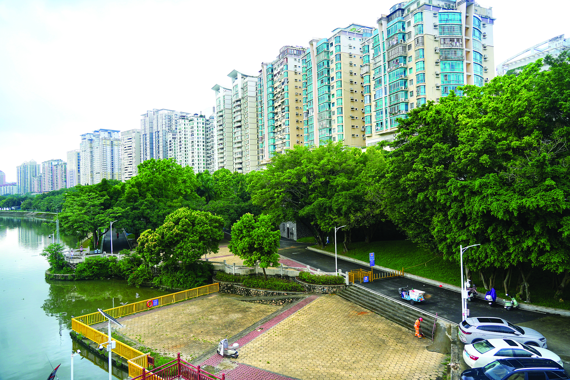     惠州市区水门桥南桥头下，滨江公园如绿带一样，沿西枝江向东延伸，这片沿江地带，旧称“沙下”。 惠州日报记者朱金赞 摄