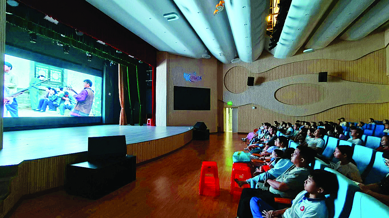     180多名群众观看红色电影。惠州日报记者李燕文 摄