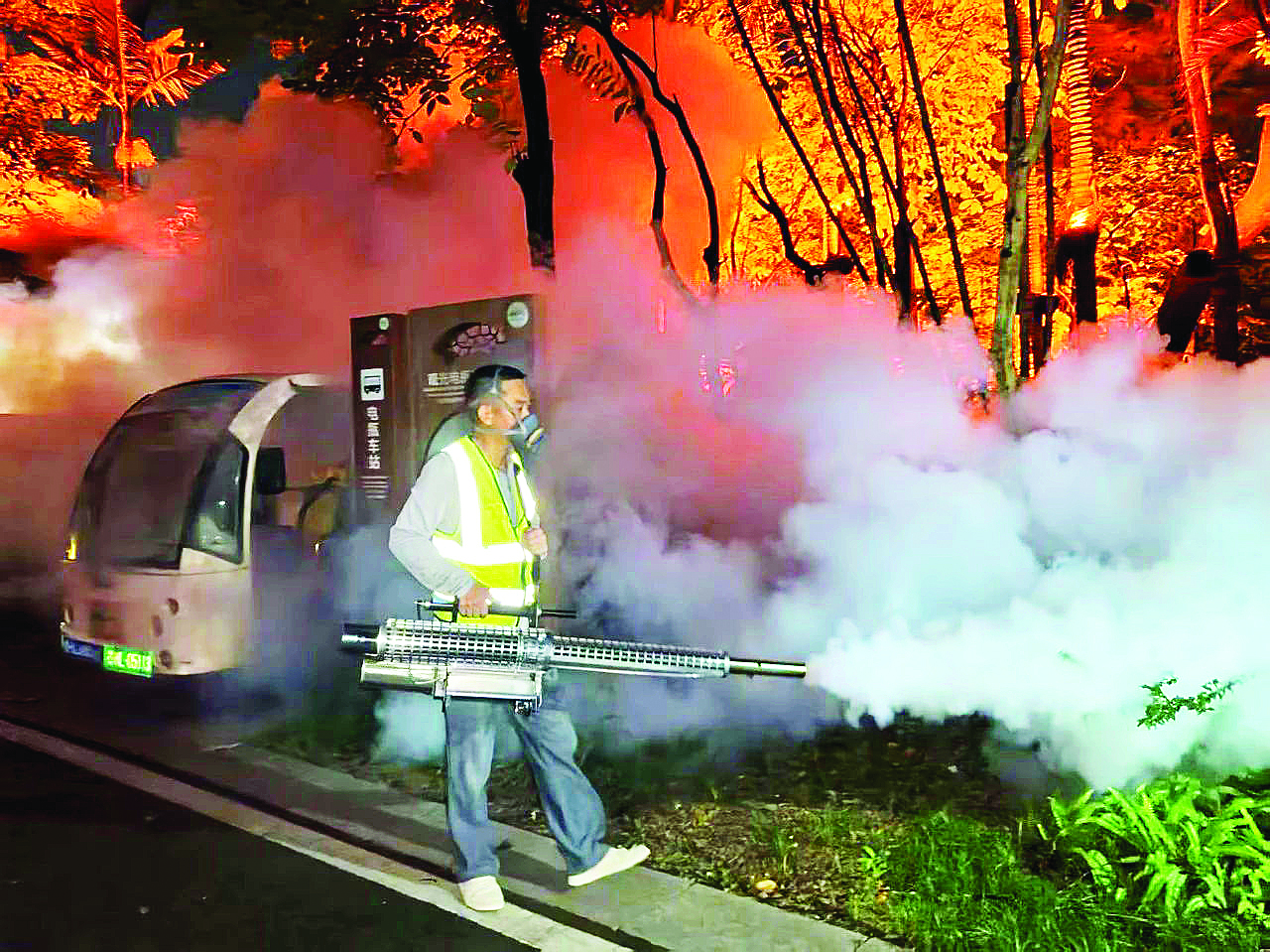     惠州西湖景区防蚊灭蚊    7月29日闭园后，随着最后一批游客离开，惠州西湖景区进入“消杀时间”。工作人员在景区范围内全面排查并及时清理积水及卫生死角，清理完成后即刻开展消杀作业，阻断蚊虫滋生环境。7月30日下午，工作人员继续肩背消杀设备，集中对景区内垃圾桶、下水道、公厕等容易滋生蚊虫位置进行药物喷杀。    惠州日报记者周智聪 通讯员惠市政园宣 摄影报道