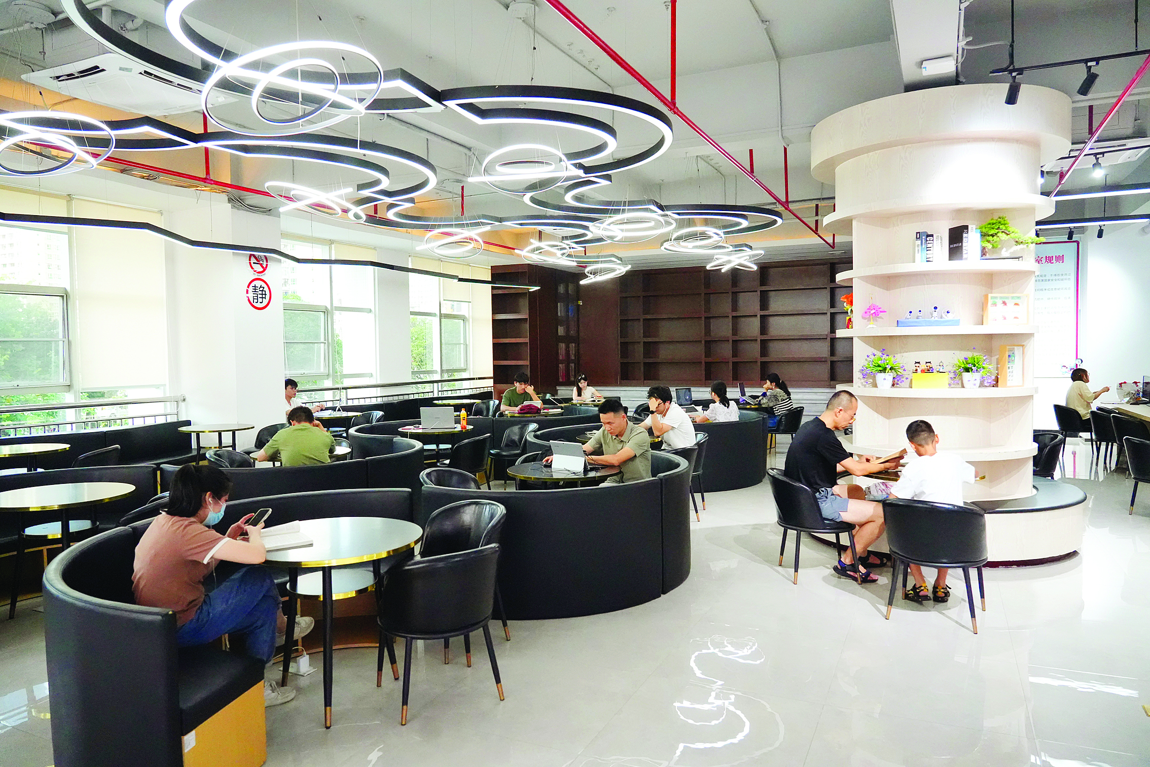     读者在惠阳区图书馆阅览室阅读。