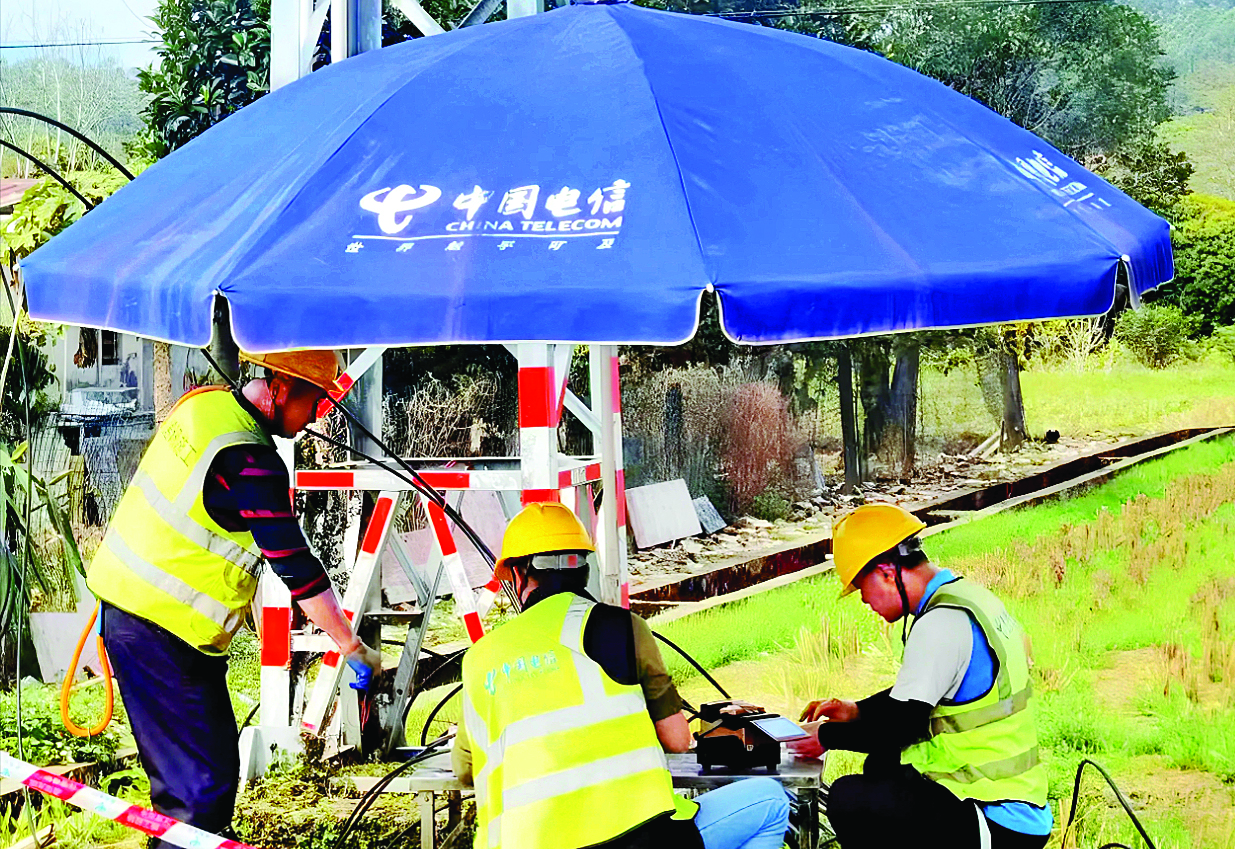     在引领区进行跨路骨干光缆紧急割接。