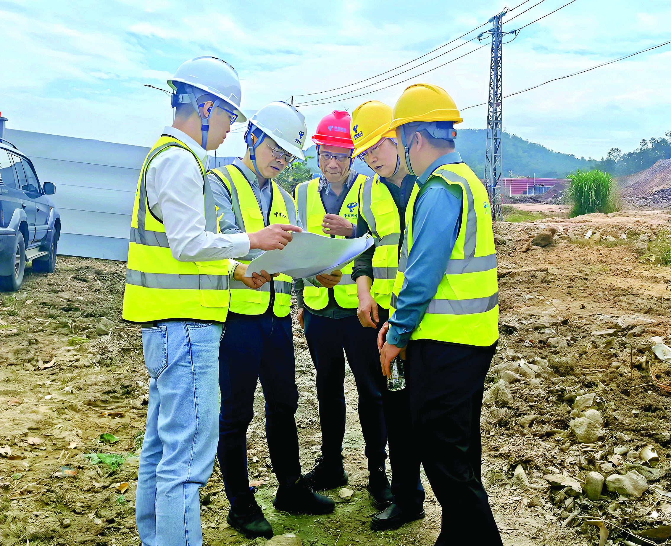     深入引领区建设现场督导施工。