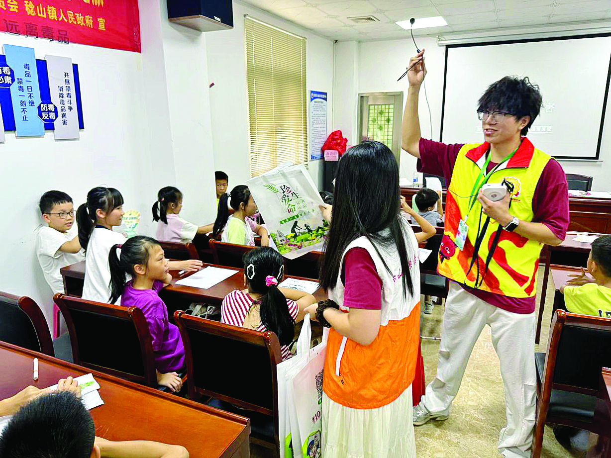     活动中，禁毒社工与孩子们互动。 惠州日报记者洪鹊儿 通讯员罗显伟 摄