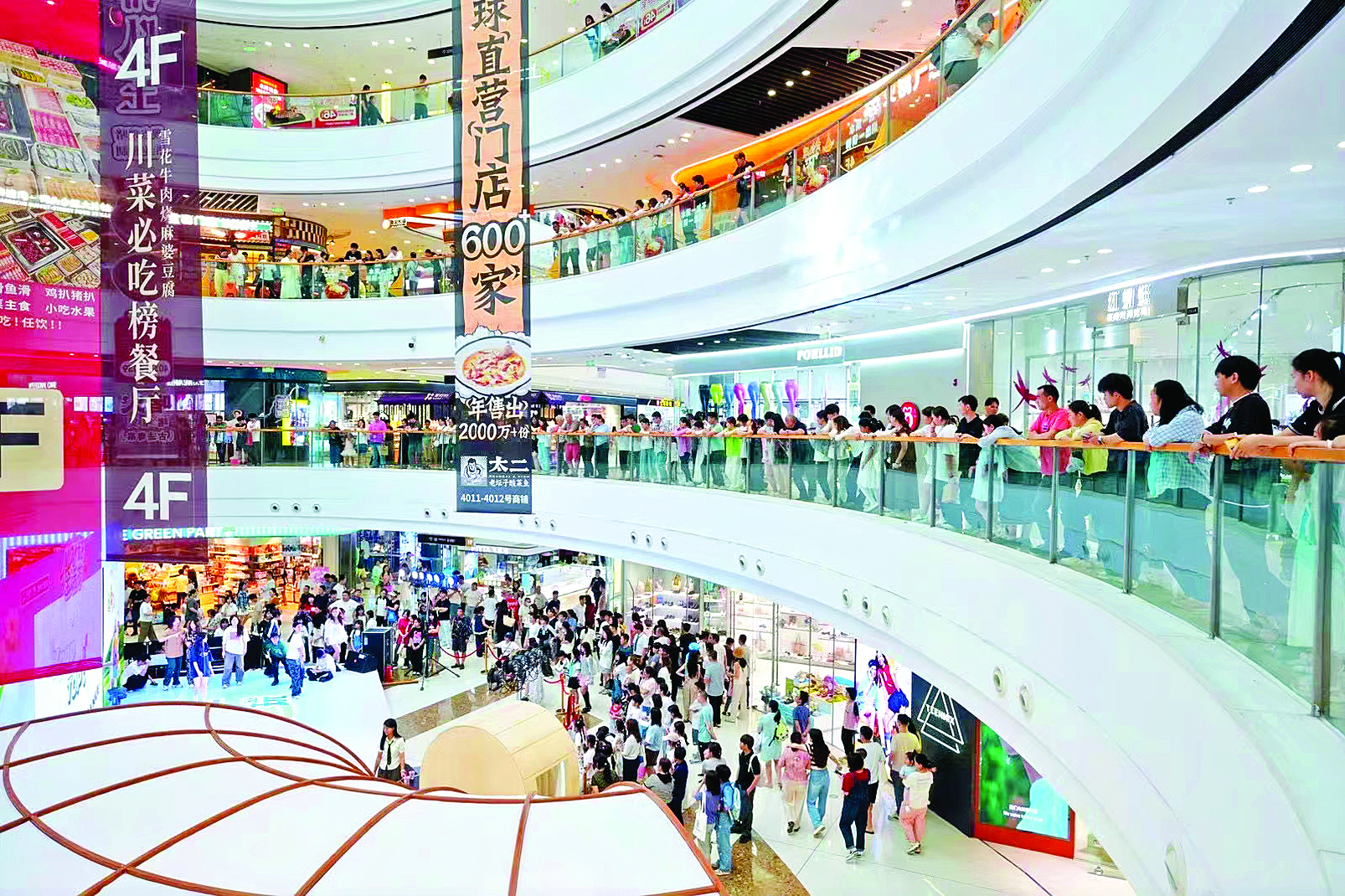     大亚湾上半年旅游消费持续升温。“五一”假期前三天，大亚湾万达广场每天客流量突破10万人次。通讯员祝乾涛 摄