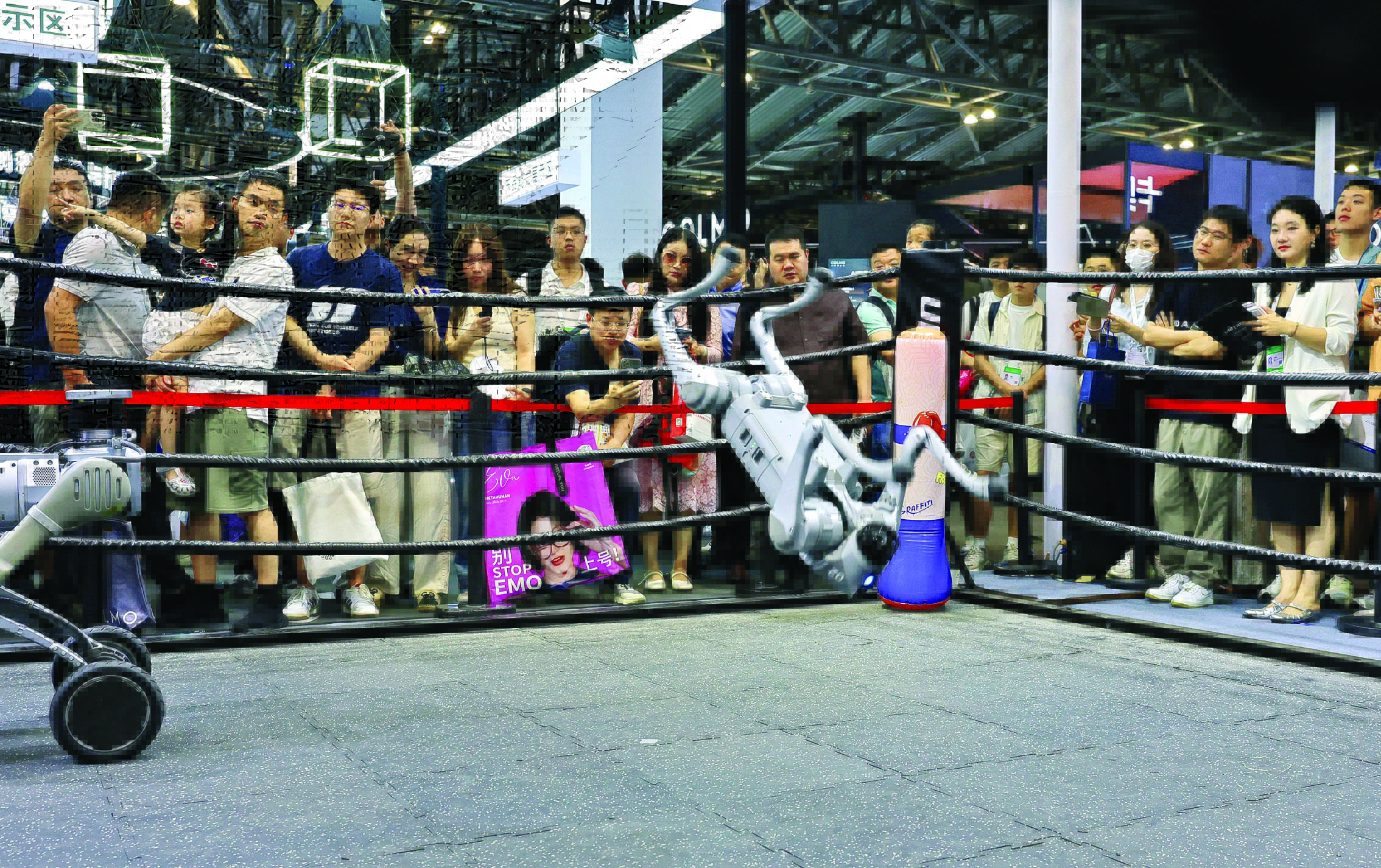 <p>    7月26日，参观者观看四足机器人进行后空翻表演。新华社发</p>