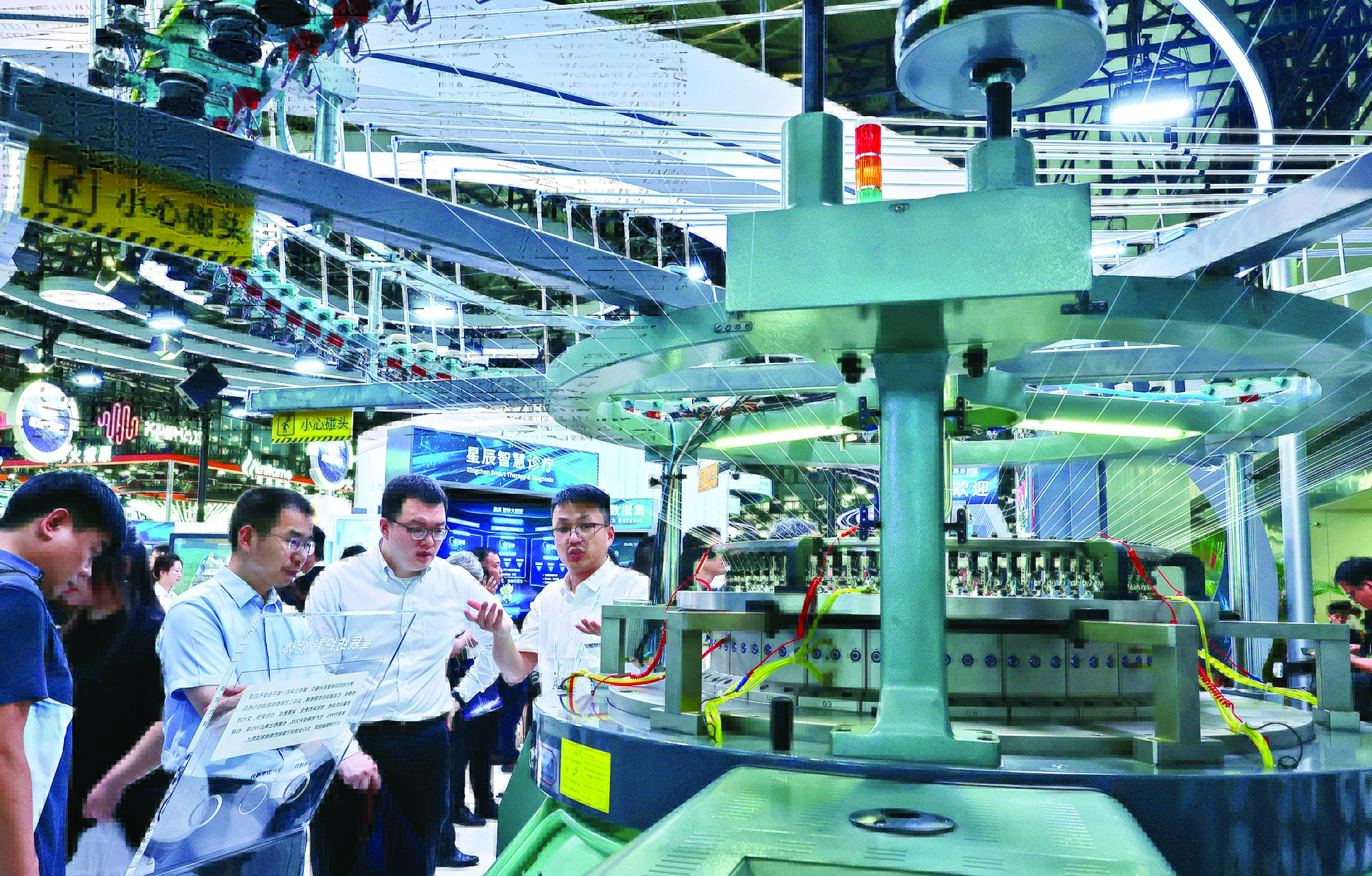 <p>    7月26日，参观者在一个依托大模型数据打造的星辰纺织智能体展品旁交流讨论。新华社发</p>