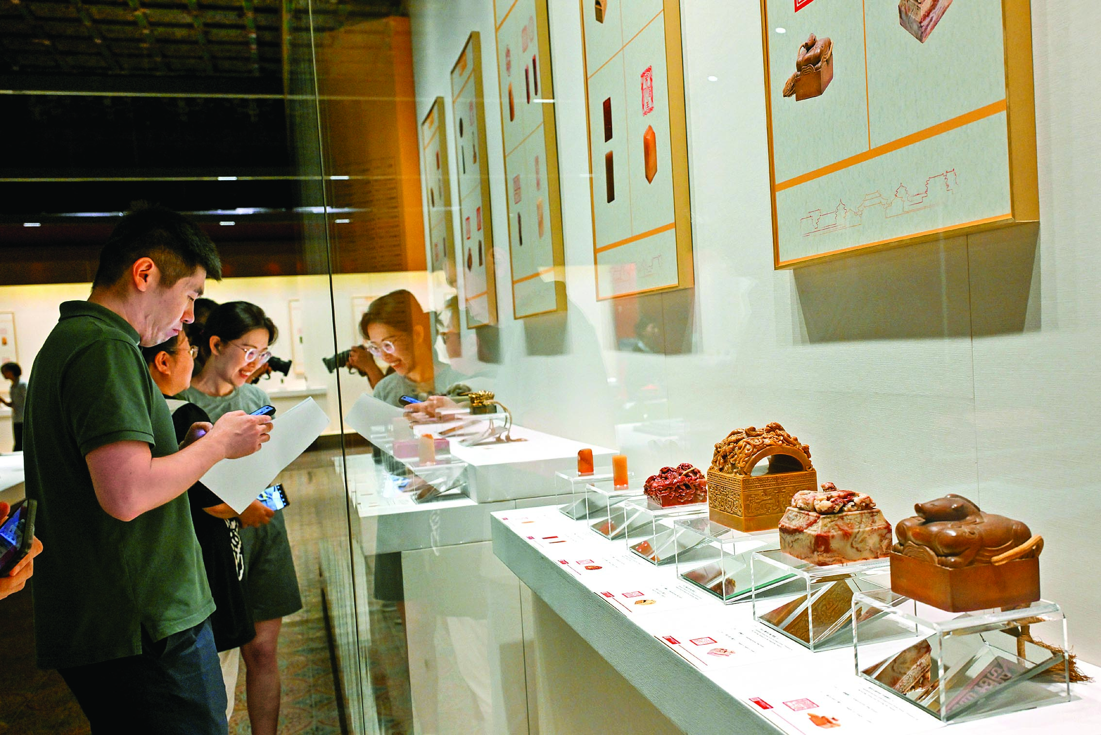     7月27日，观众在故宫文华殿欣赏篆刻作品展。新华社发