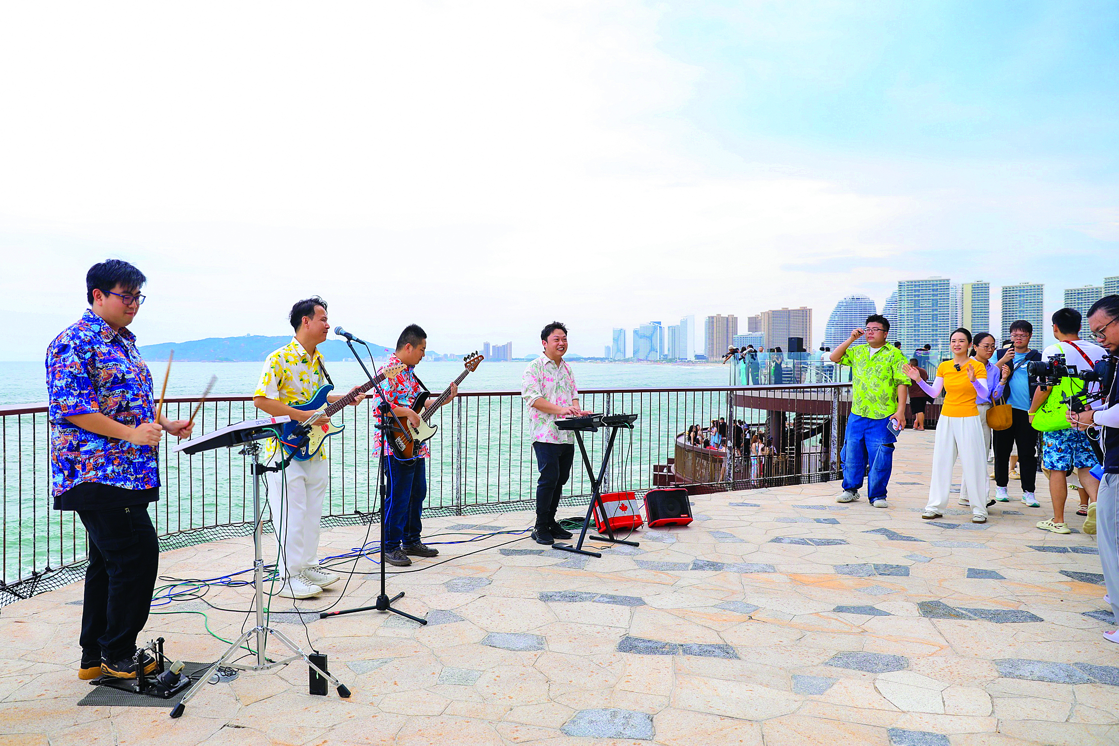     媒体代表在滨海民歌民谣音乐会现场感受“动感惠州”的活力。惠州市文广旅体局供图