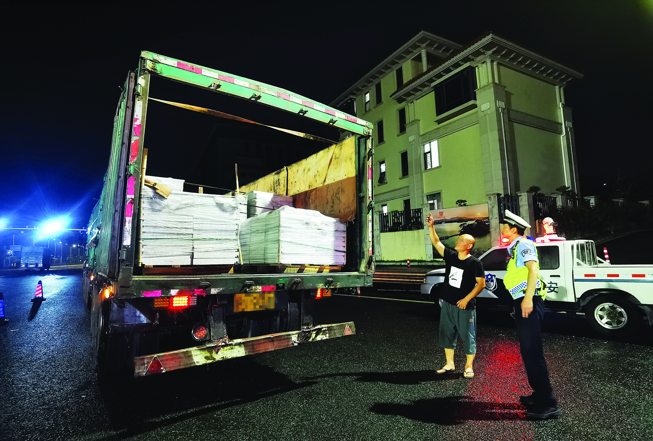     惠州公安交警部门联动巡特警、派出所等部门，多点位、多维度持续开展夏季交通安全整治行动，严厉打击各类交通违法行为。