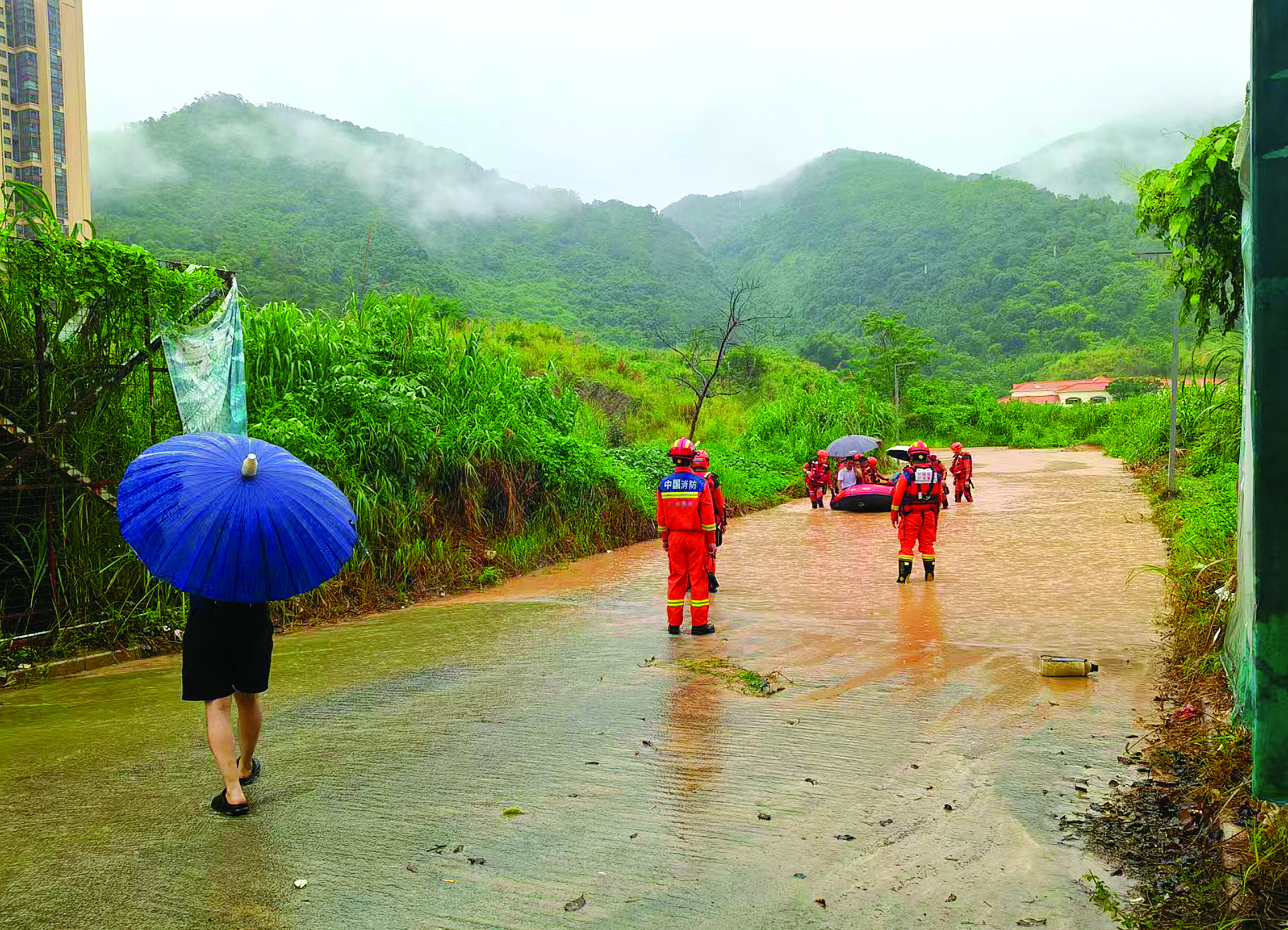     救援人员安全转移出被困群众。
