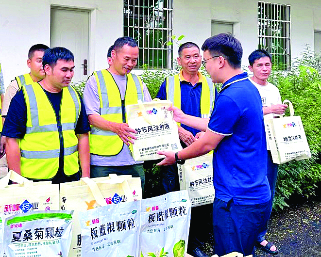     环卫工人及保洁员代表收到防暑药品礼包。    图片由罗阳街道提供