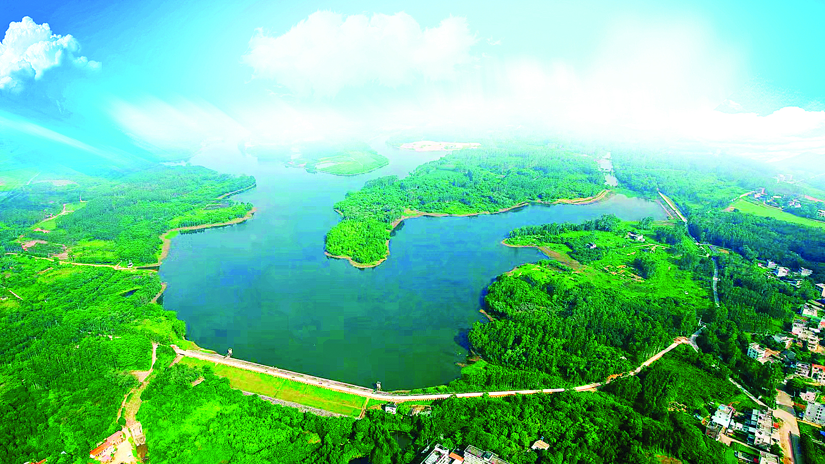     麻陂镇规划6条精品徒步路线，将农业景观、田园风光、山林树木、山溪瀑布等资源串珠成链。