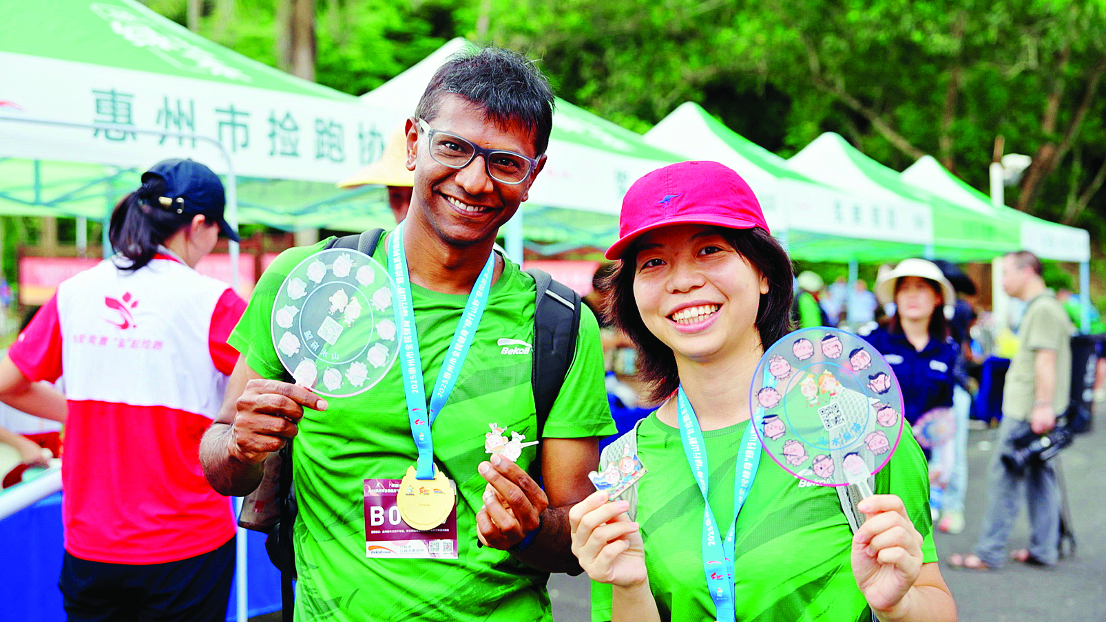     参加捡跑活动的游客拿着文创品拍照留念。