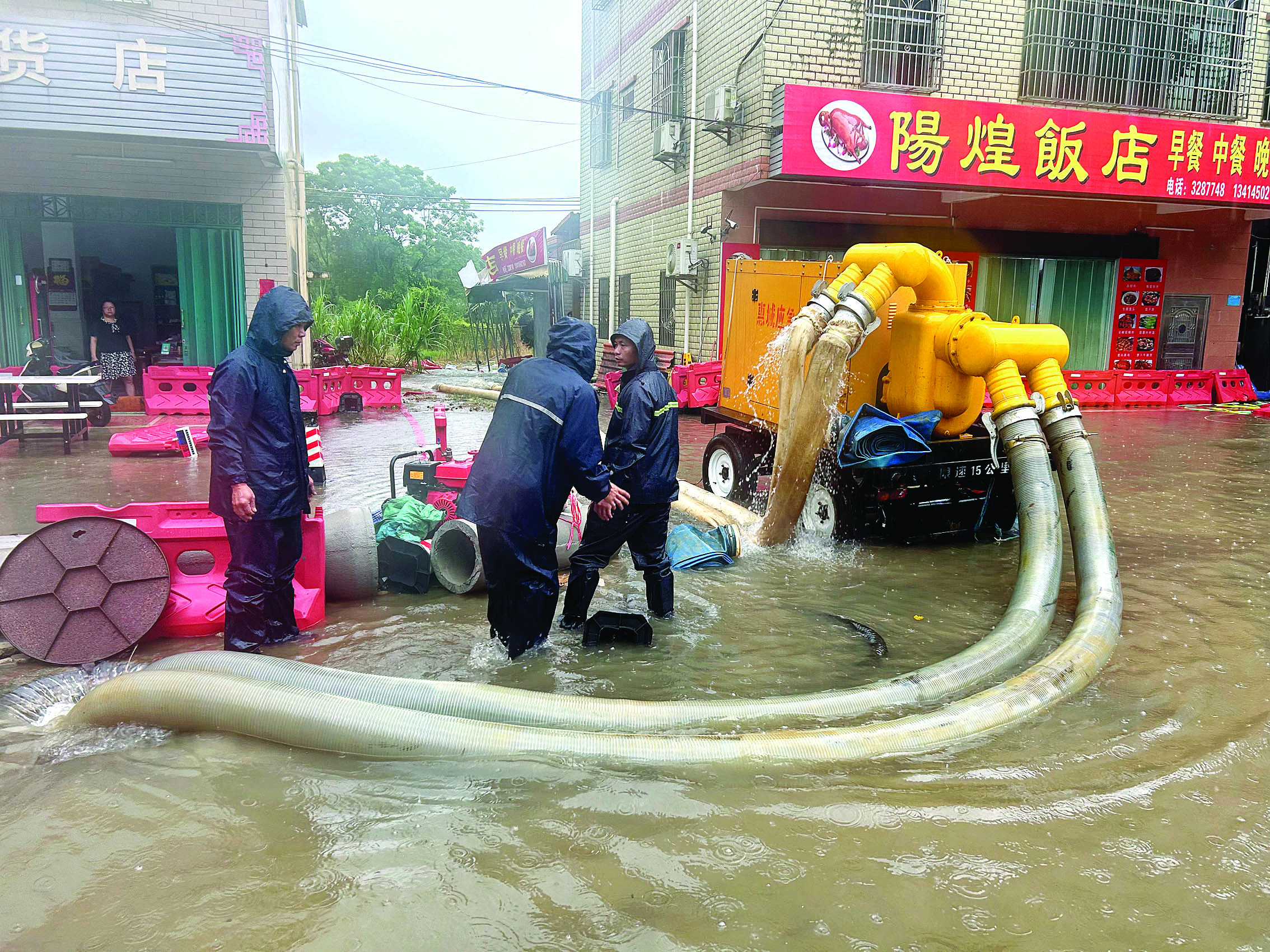     芦洲镇工作人员抽排涝点积水。惠州日报记者彭红霞 特约通讯员廖咏琳 摄