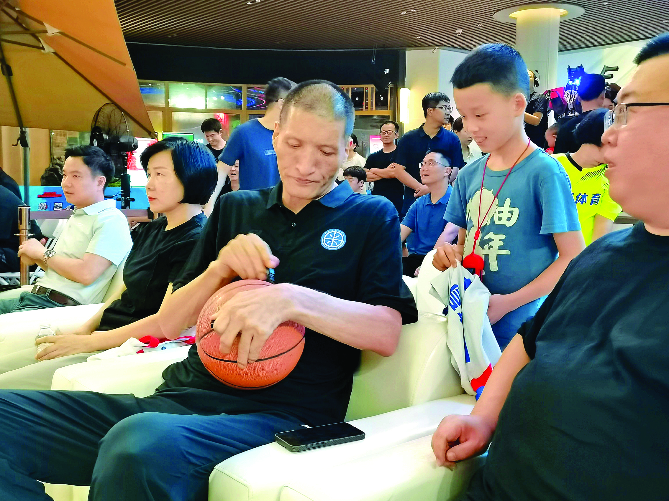     巴特尔给小球迷签名。