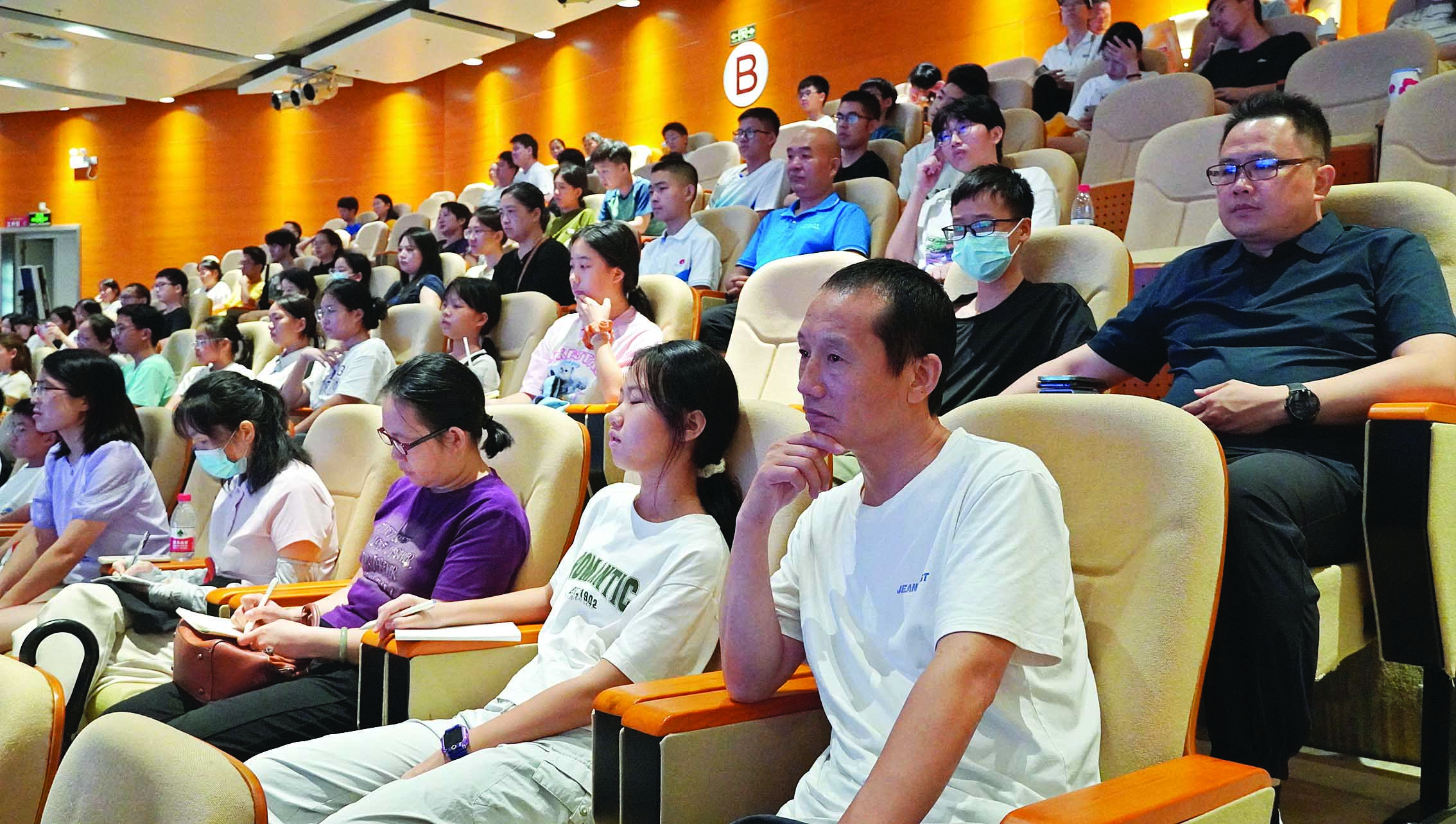     家长与孩子认真听讲。