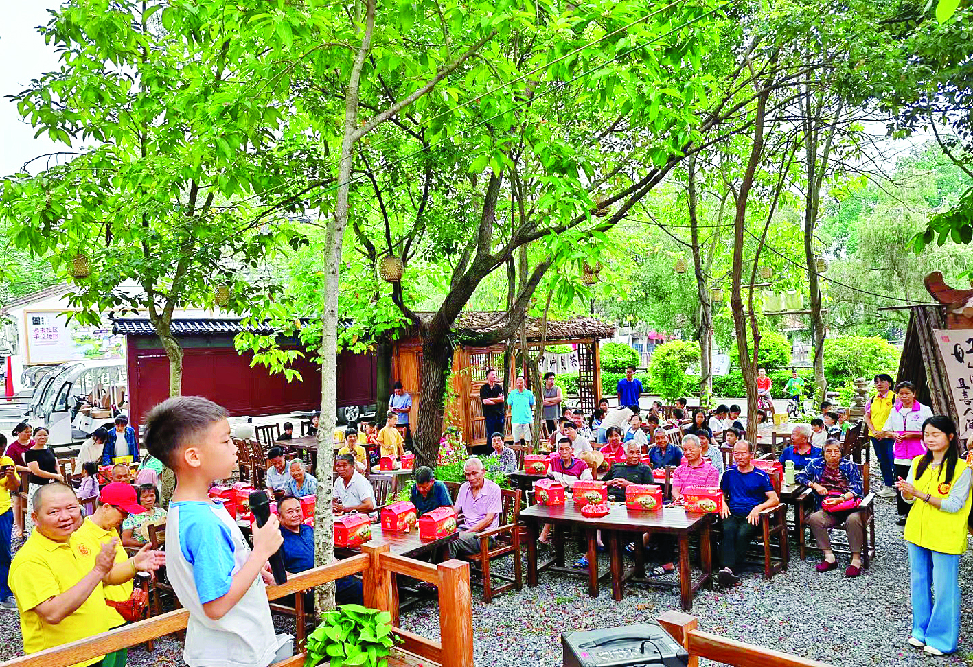     村中老少同乐共享幸福生活。