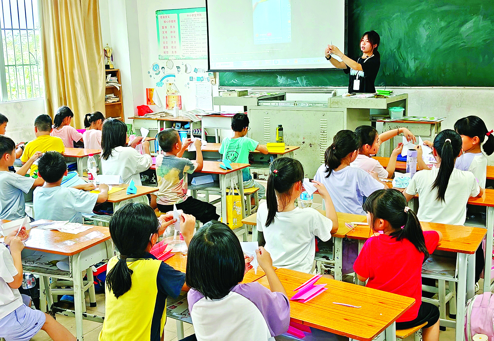     大学生志愿者为乡村孩童带来趣味科普课。    惠州日报记者彭红霞 通讯员刘枢航 蔡逸思 摄