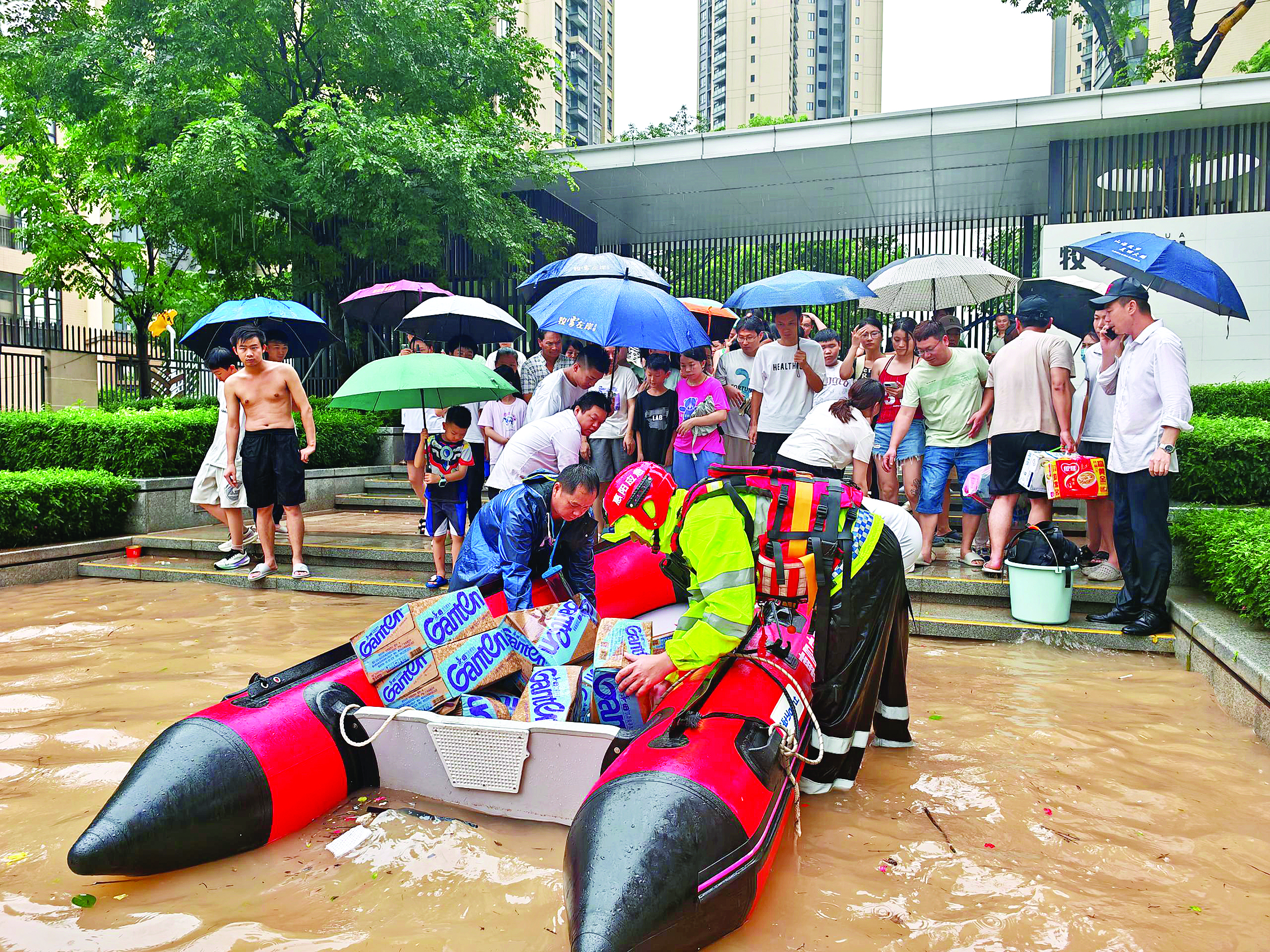     惠阳秋长街道应急救援工作人员为受困小区运送救援物资。    惠州日报记者黄尉宏 通讯员林作栋 摄