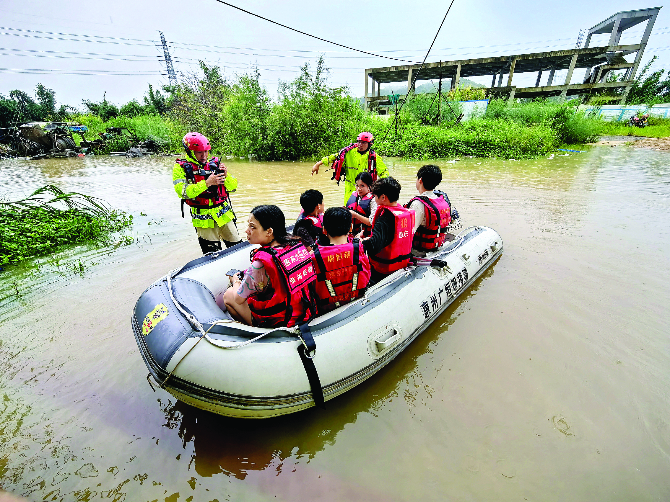     惠东大岭街道办工作人员、惠东县狼帮公益救援协会对区域内有需要的人员进行应急救援。    惠州日报记者洪鹊儿 通讯员李秋云 甘晓月 摄