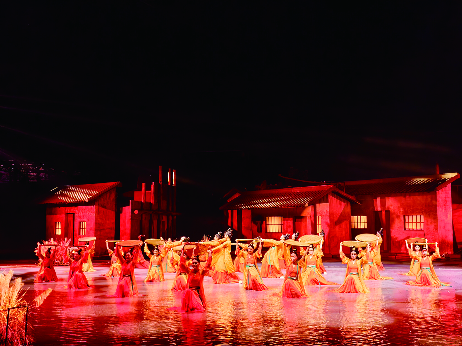     《英歌情》第三篇章：姑娘们采梅洗梅晒梅。