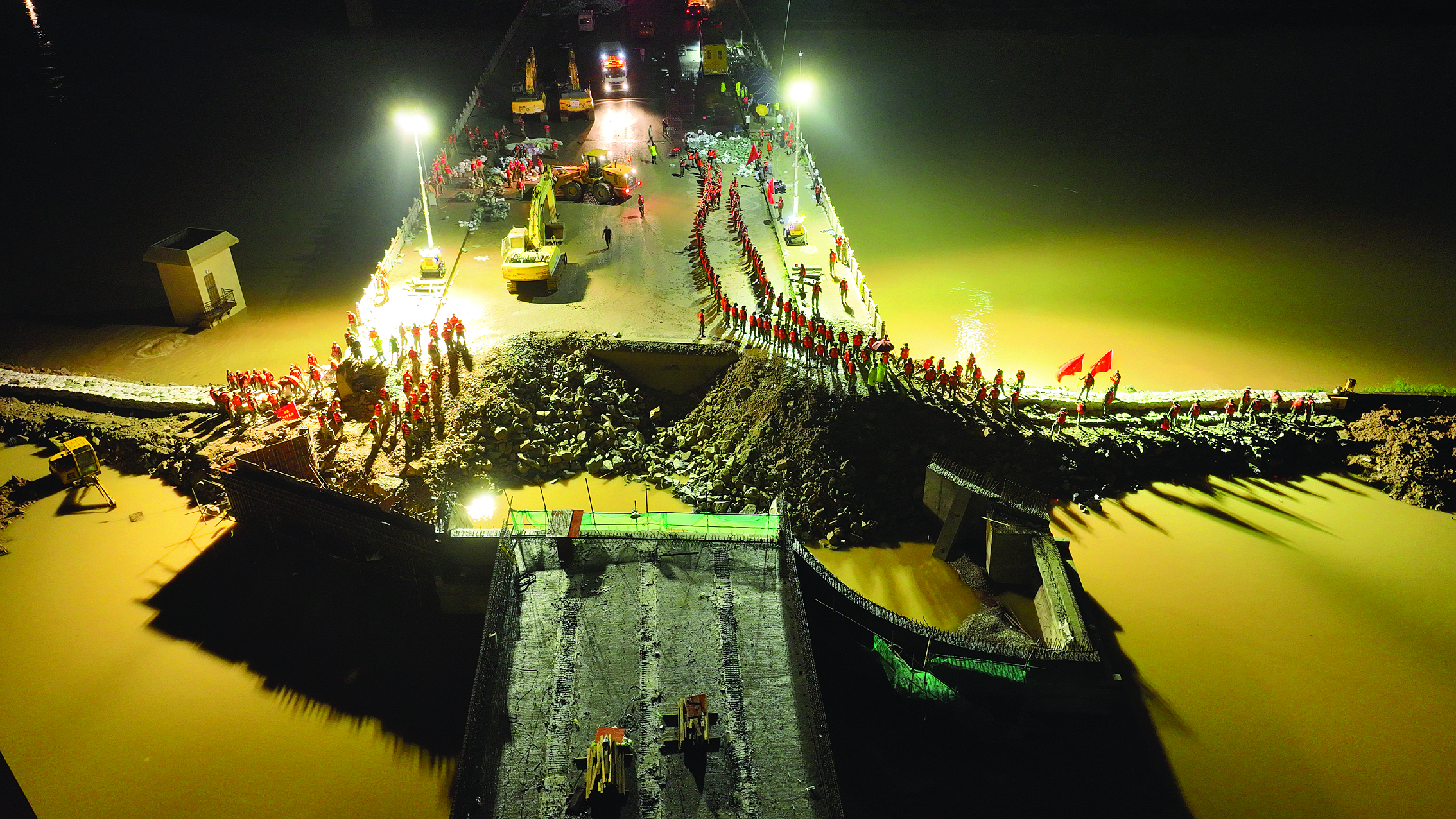     惠阳基干民兵与驻惠某部队人民子弟兵参与现场抢险，连夜筑牢守护人民群众生命财产安全的“堤坝防线”。惠州日报记者李松权 黄鑫威 摄