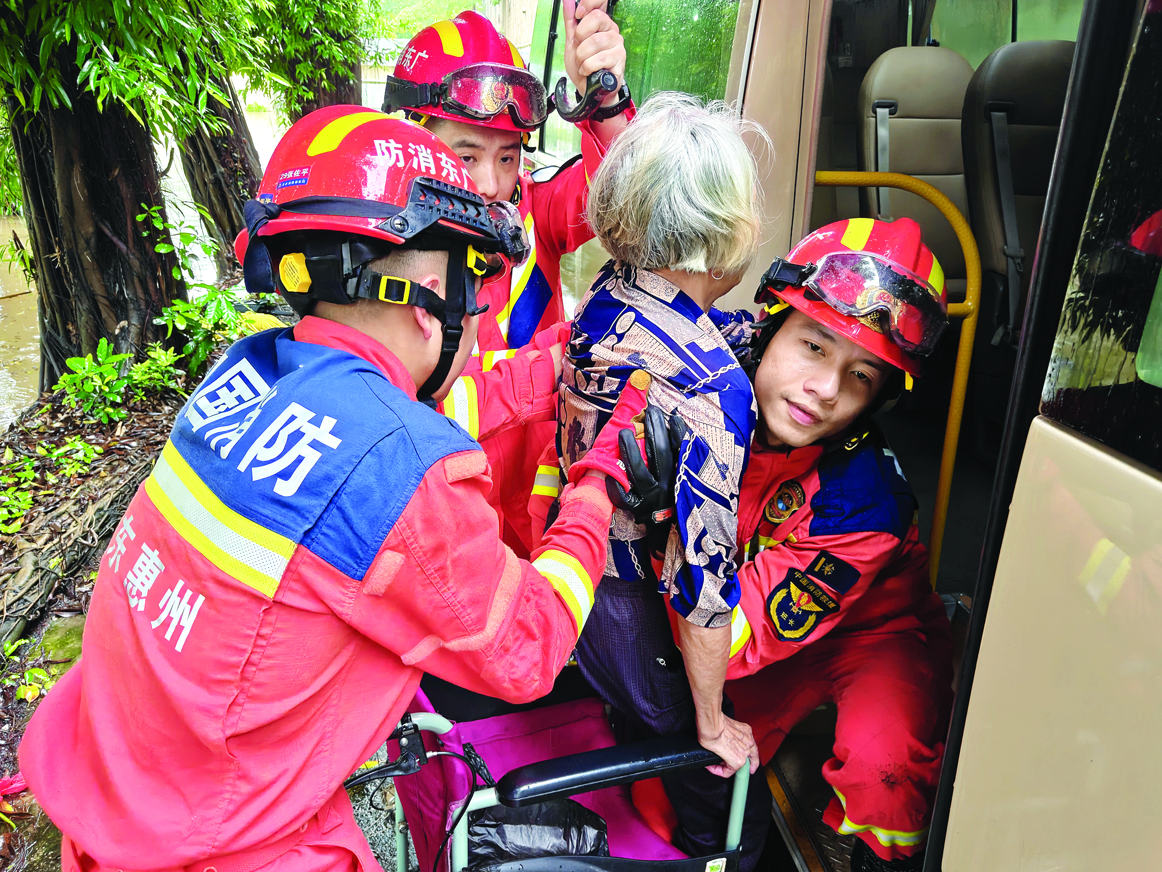     救援队帮助受困老人转移。惠州消防供图