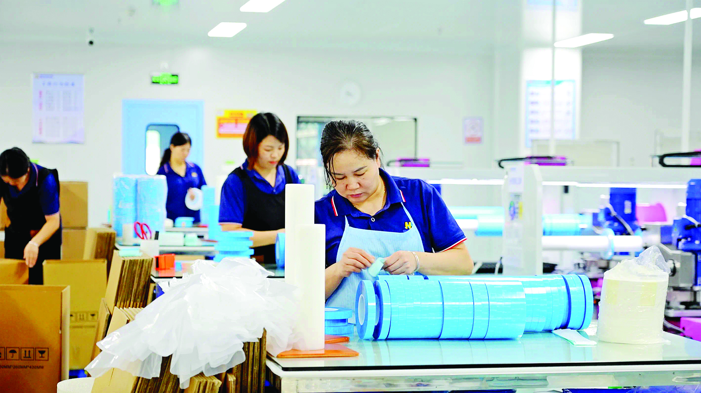     龙门工业园一功能膜生产企业内，工人正在有条不紊忙生产。    惠州日报记者黄宇翔 通讯员龙融心 摄