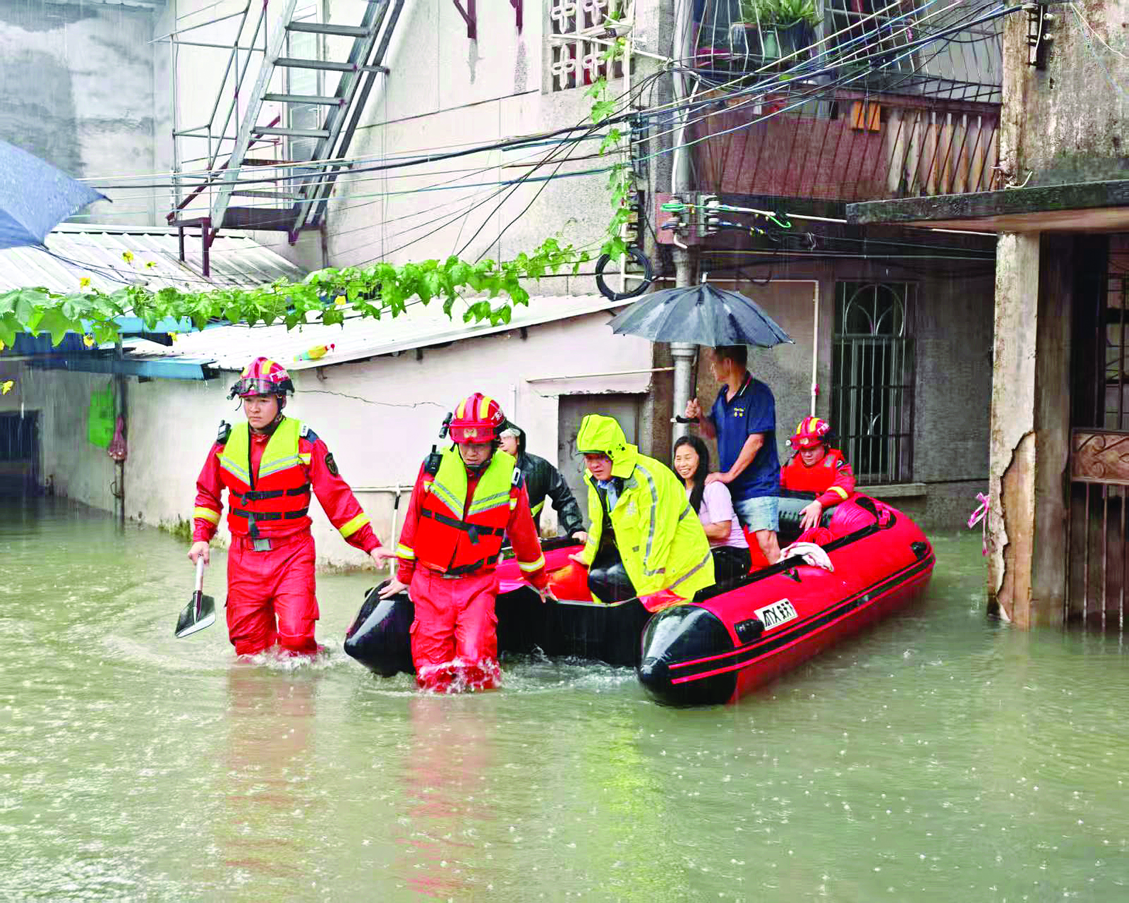     在惠城小金口街道，救援人员帮助辖区场部街内涝点群众转移并妥善就近安置。    惠州日报记者彭红霞 通讯员田家斌 摄