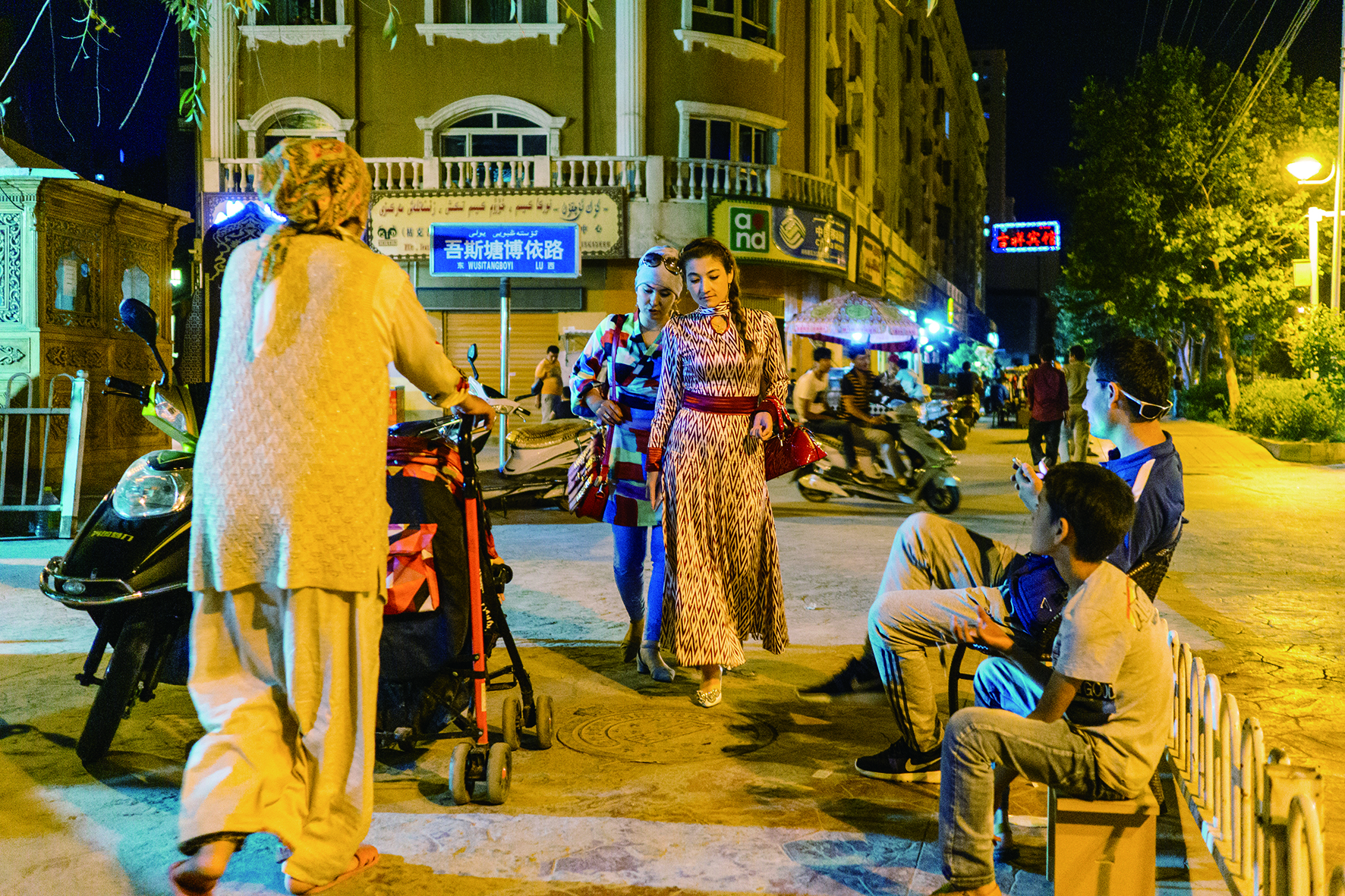     街头身着艾德莱斯绸的维吾尔族女士。