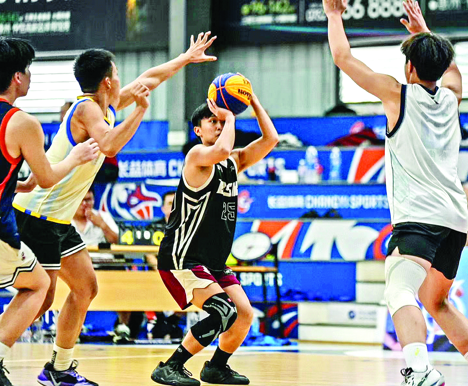     球员们在球场上比拼球技。    惠州日报记者钟玮 实习生彭志恒 通讯员程宇 摄