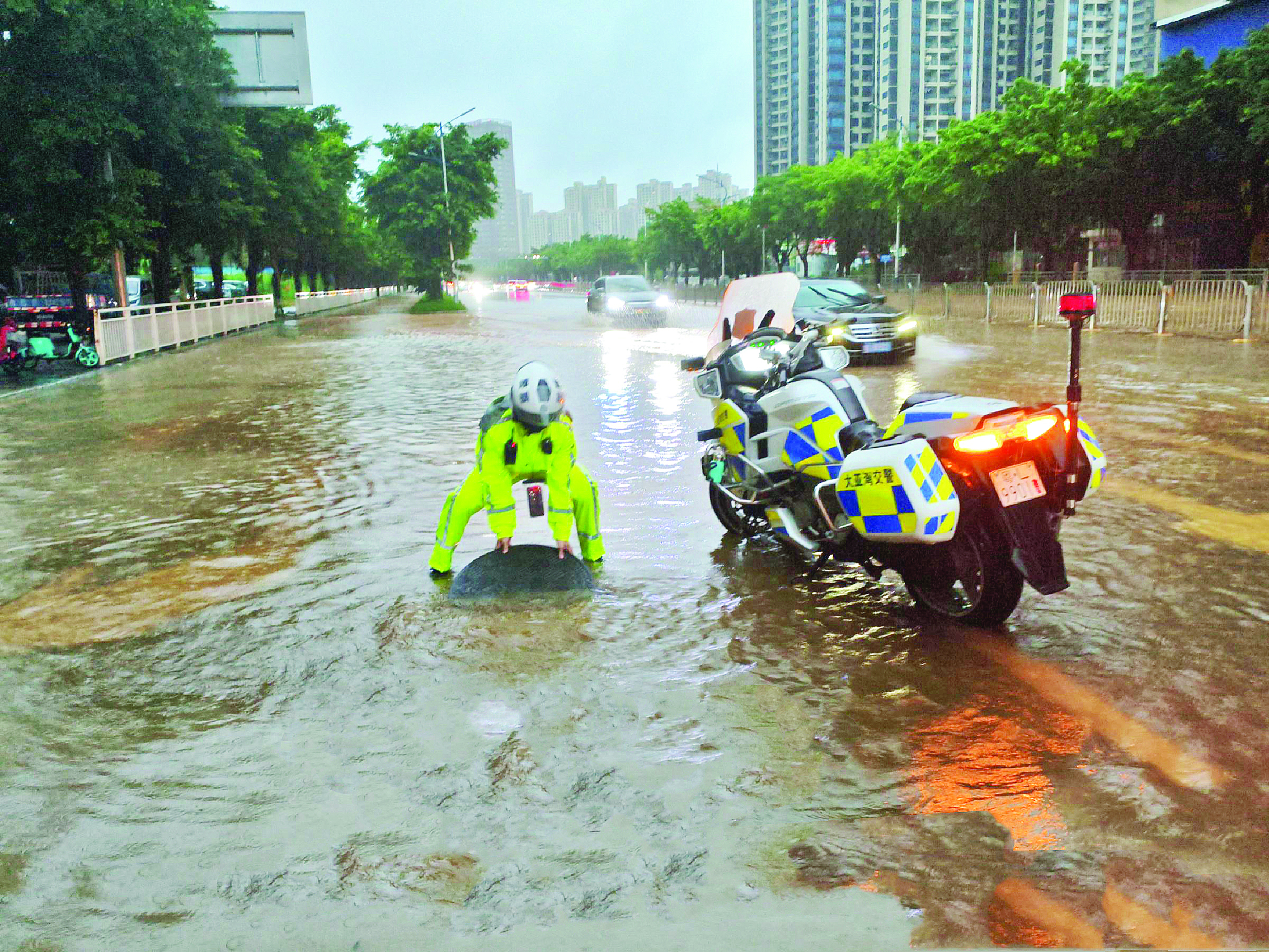     大亚湾交警在处置险情。    惠公宣供图