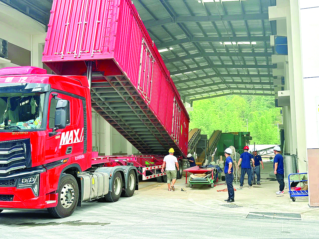     满载金黄稻谷的车辆依次完成登记进场、过磅称重、扦样检测、入库卸粮等流程。    惠州日报记者黄宇翔 通讯员龙融心 摄