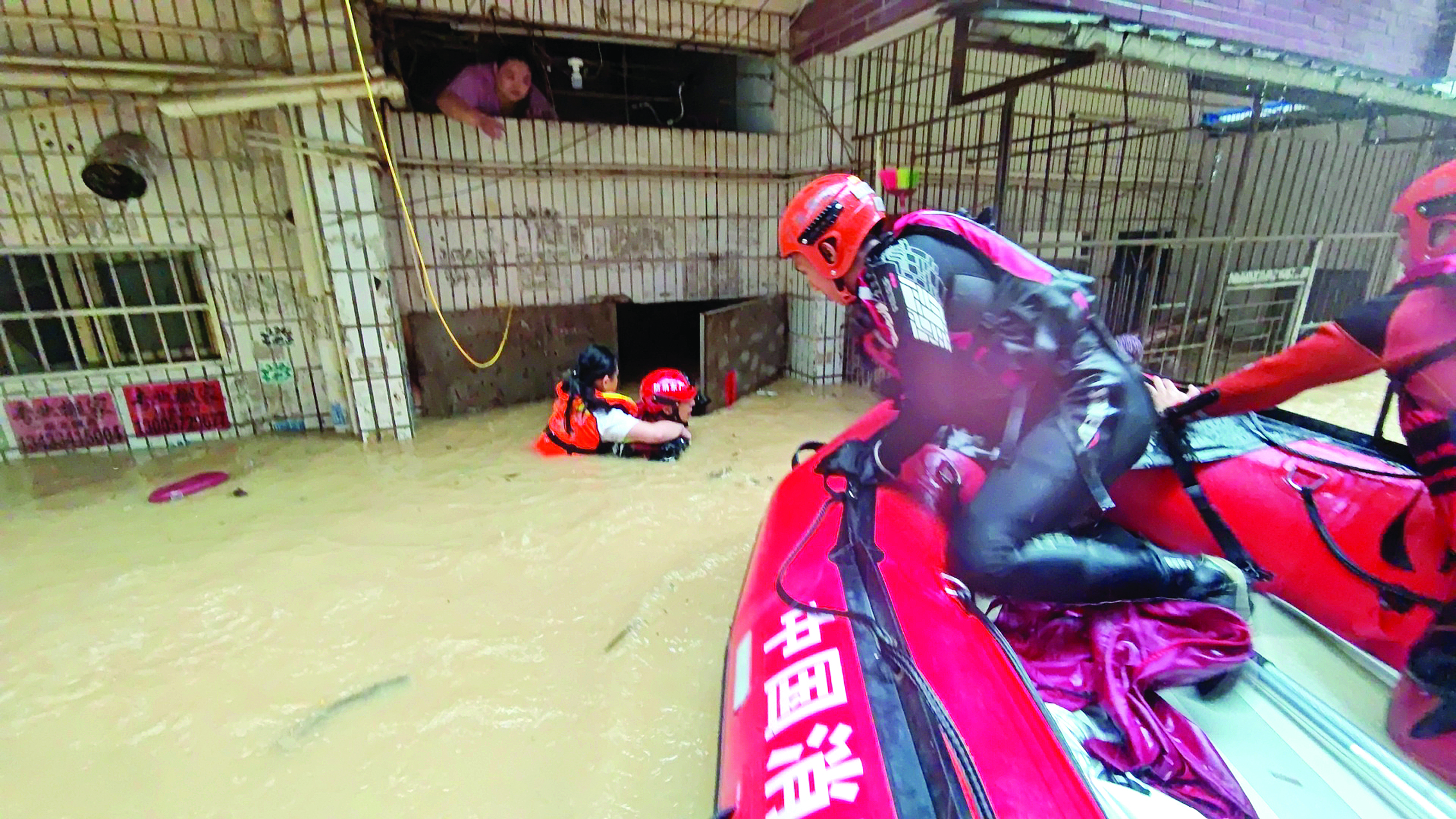     在惠东平山街道黄排桃源居，消防人员救出受困群众。    惠州消防供图