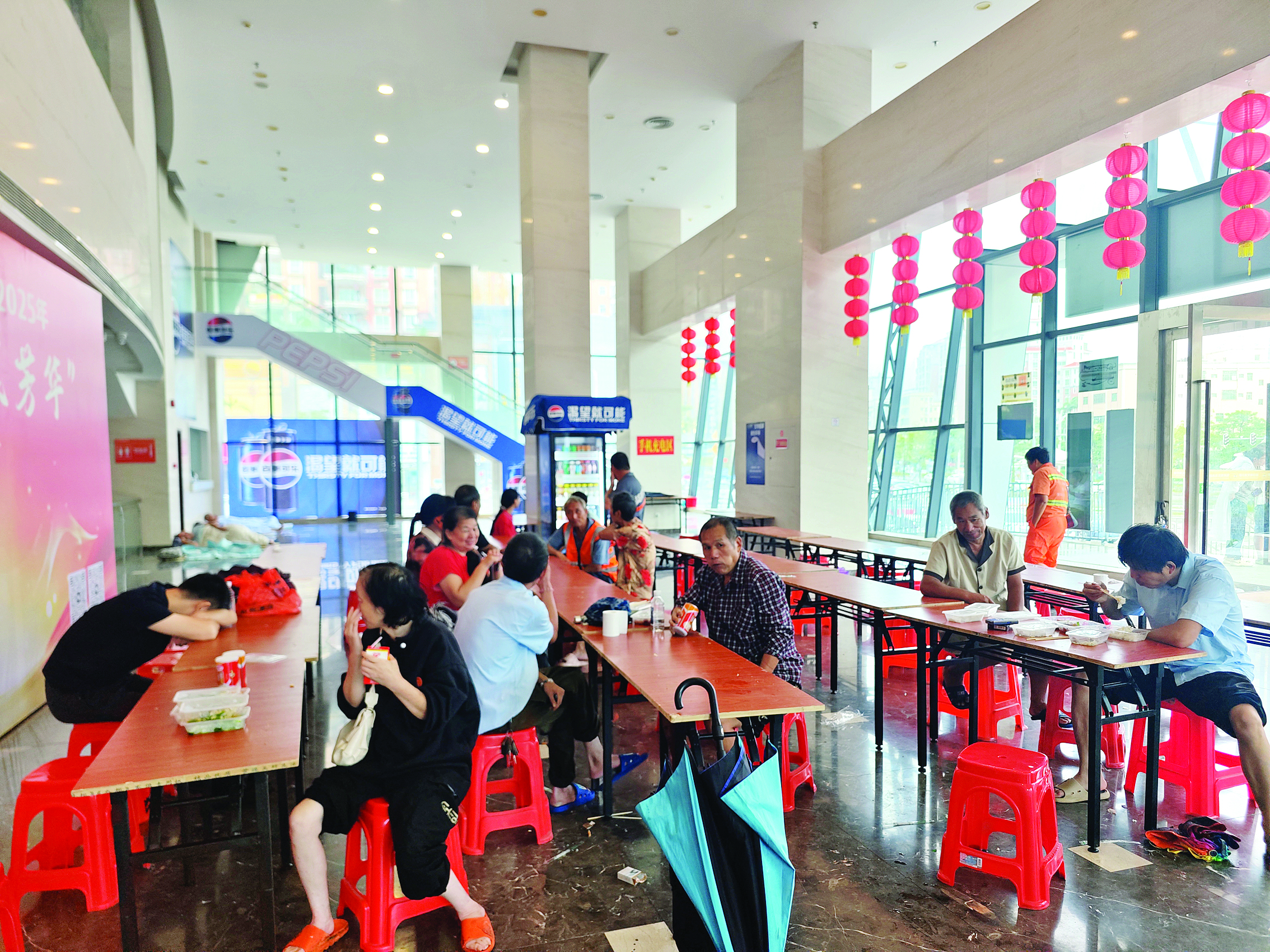     转移人员在仲恺陈江街道应急避难临时安置点吃午餐。    惠州日报记者钟玮 黄鑫威 张艺明 摄