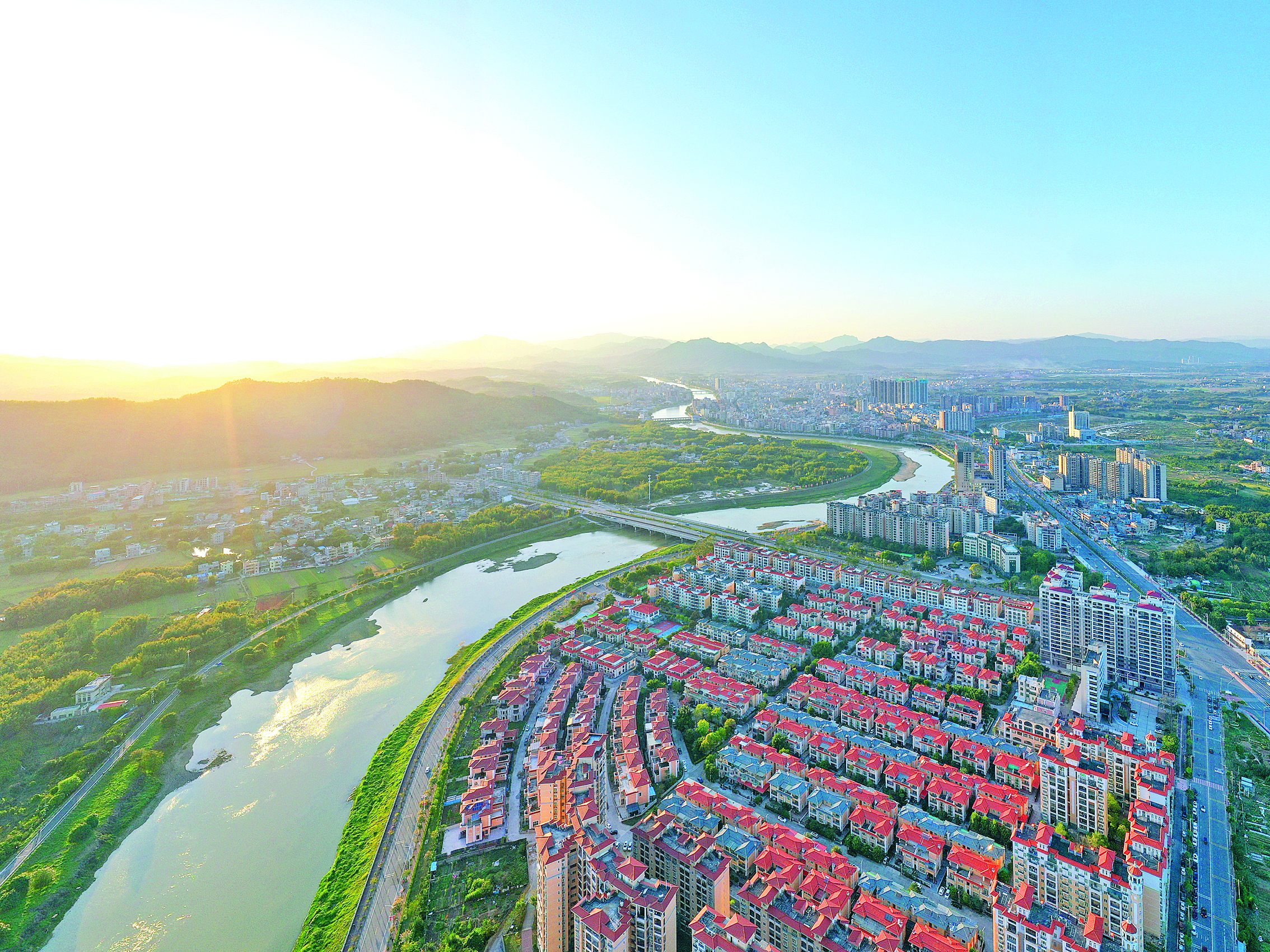     当前，龙门不断提高县域承载能力，打造独具特色、富有活力、宜居宜业宜游的现代化县城。惠州日报记者汤渝杭 摄